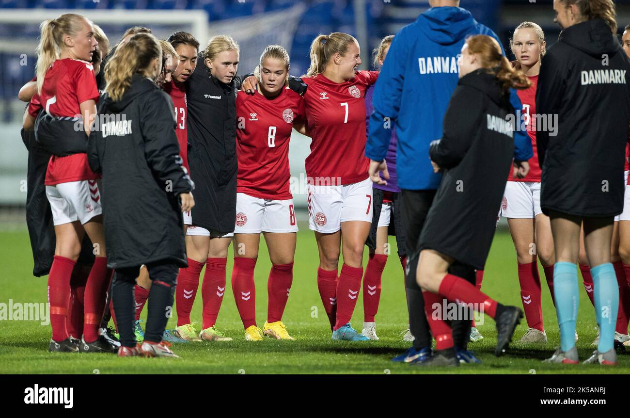 Poprad, Slovaquie, 5th octobre 2022. Les joueurs du Danemark célèbrent la victoire lors du match de qualification des femmes de l'UEFA pour l'Euro 2023 en U19 entre la Slovaquie et le Danemark au Centre national d'entraînement de Poprad, Slovaquie. 5 octobre 2022. Crédit : Nikola Krstic/Alay Banque D'Images