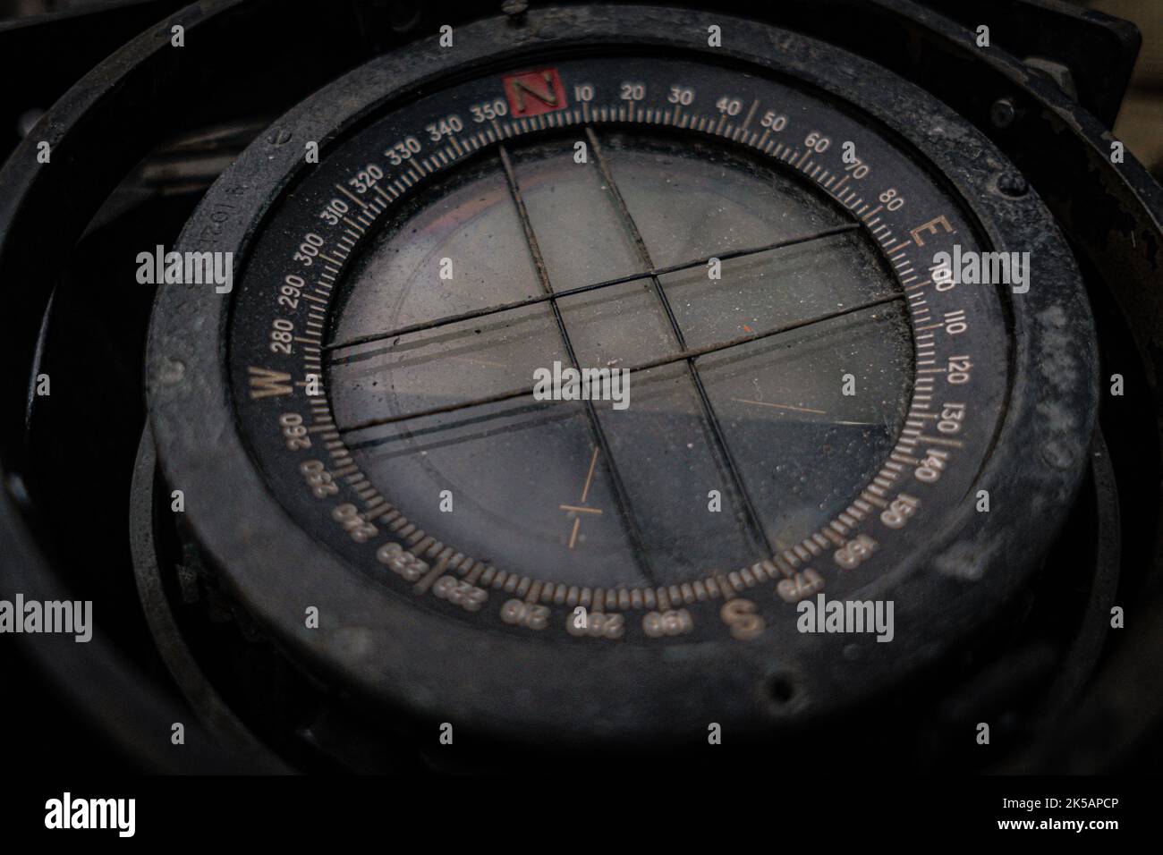 Un gros plan d'un ancien et poussiéreux tableau de bord de boussole de l'avion de jet Banque D'Images