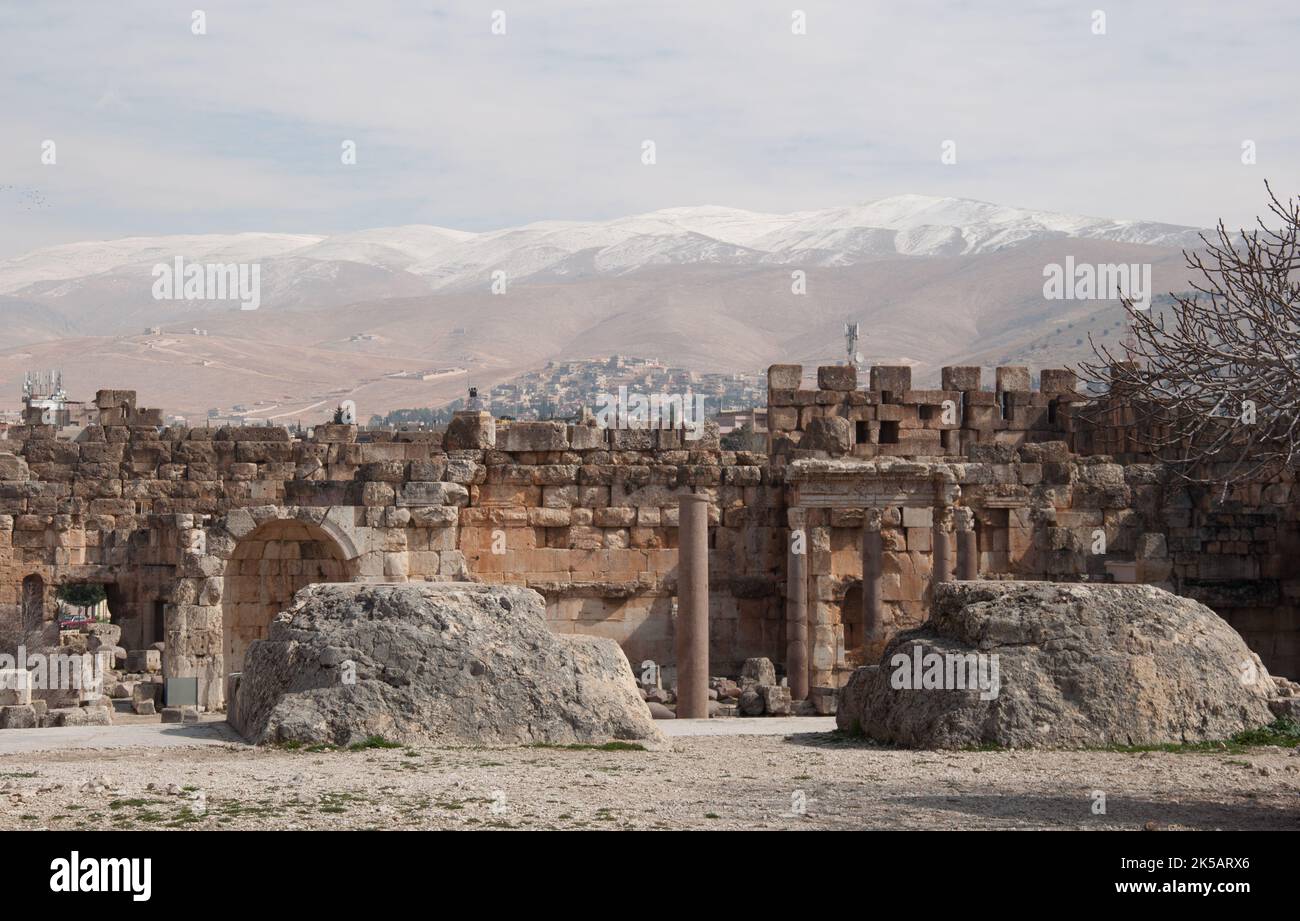 Montagne enneigée, anti-Liban , de la Grande Cour, Héliopolis, vestiges romains, Baalbek, Liban, Moyen-Orient Banque D'Images