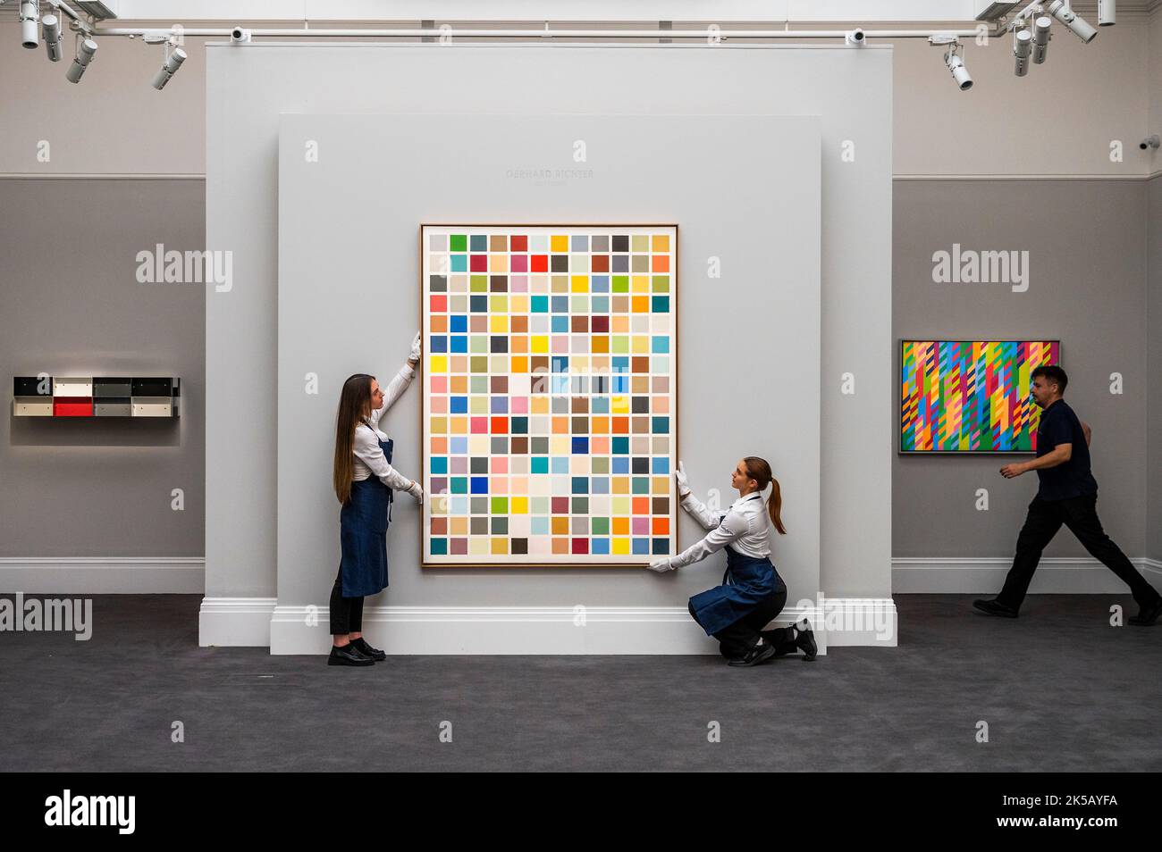 Londres, Royaume-Uni. 7th octobre 2022. Gerhard Richter, 192 Farben, est £13-18m - Aperçu des ventes d'art contemporain aux galeries d'art de Sotheby's New Bond Street. Crédit : Guy Bell/Alay Live News Banque D'Images