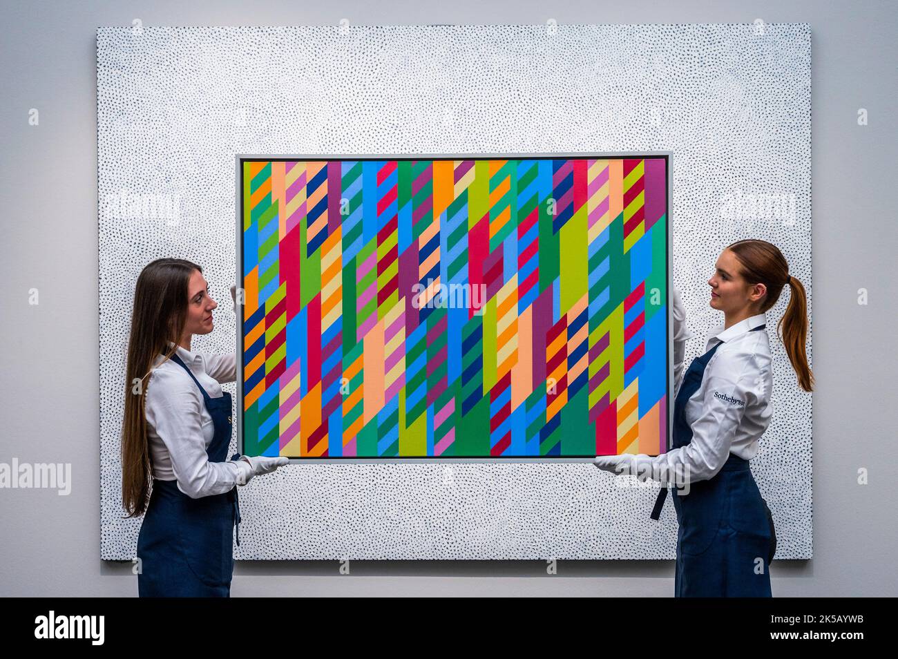 Londres, Royaume-Uni. 7th octobre 2022. Bridget Riley, Summer Shades, est £600 000-800 000 - Aperçu des ventes d'art contemporain aux galeries d'art de Sotheby's New Bond Street. Crédit : Guy Bell/Alay Live News Banque D'Images