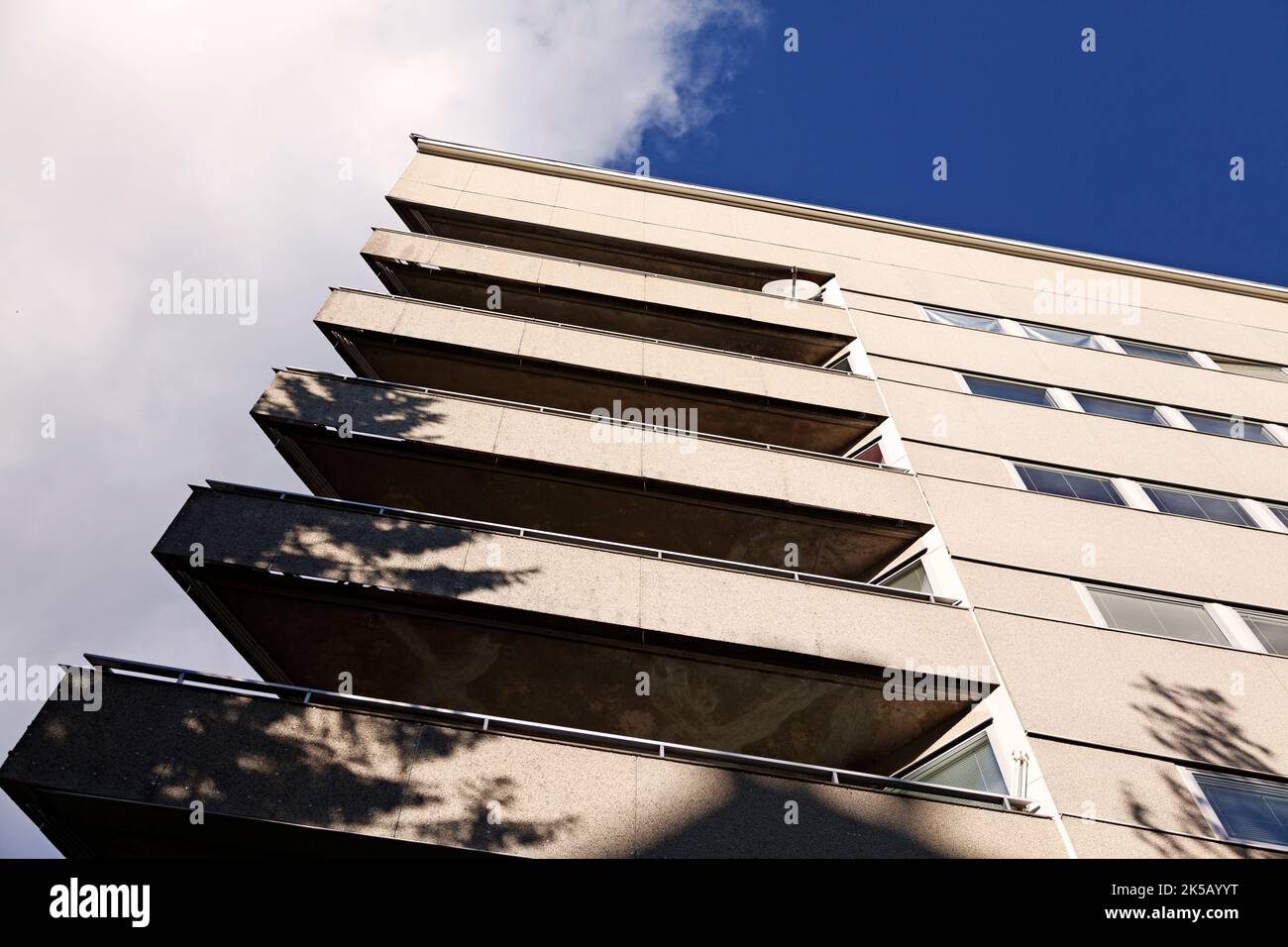Umea, Norrland Suède - 19 août 2021 : grande maison aux angles pointés et à l'ombre intéressante Banque D'Images