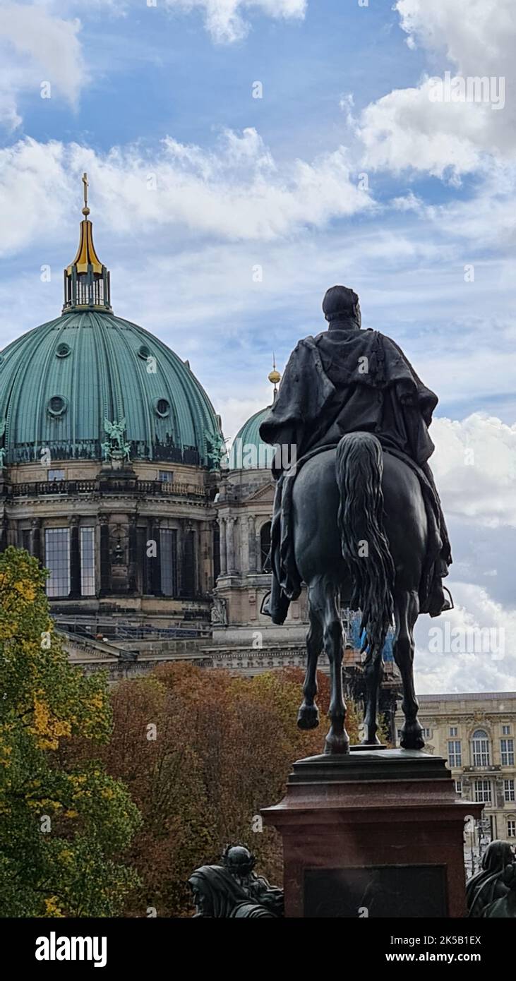 Un cliché vertical du palais de Charlottenburg et de la statue de Friedrich Wilhelm I à Berlin, en Allemagne Banque D'Images