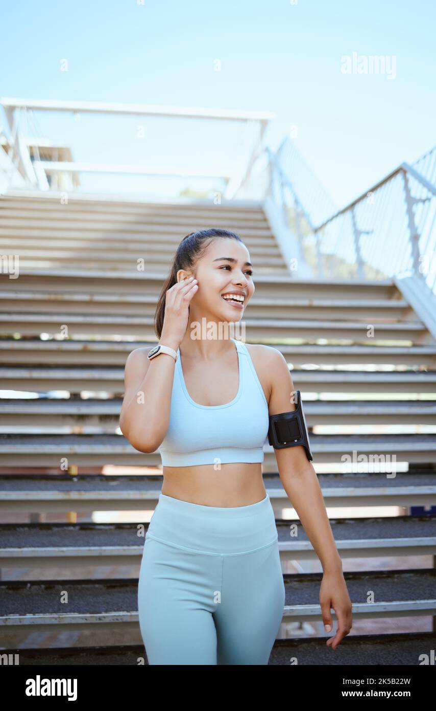 Fitness, exercice et musique avec une femme coureur ou athlète radio en streaming à l'extérieur pour l'entraînement, l'entraînement et la santé. Sports, santé et cardio avec un Banque D'Images