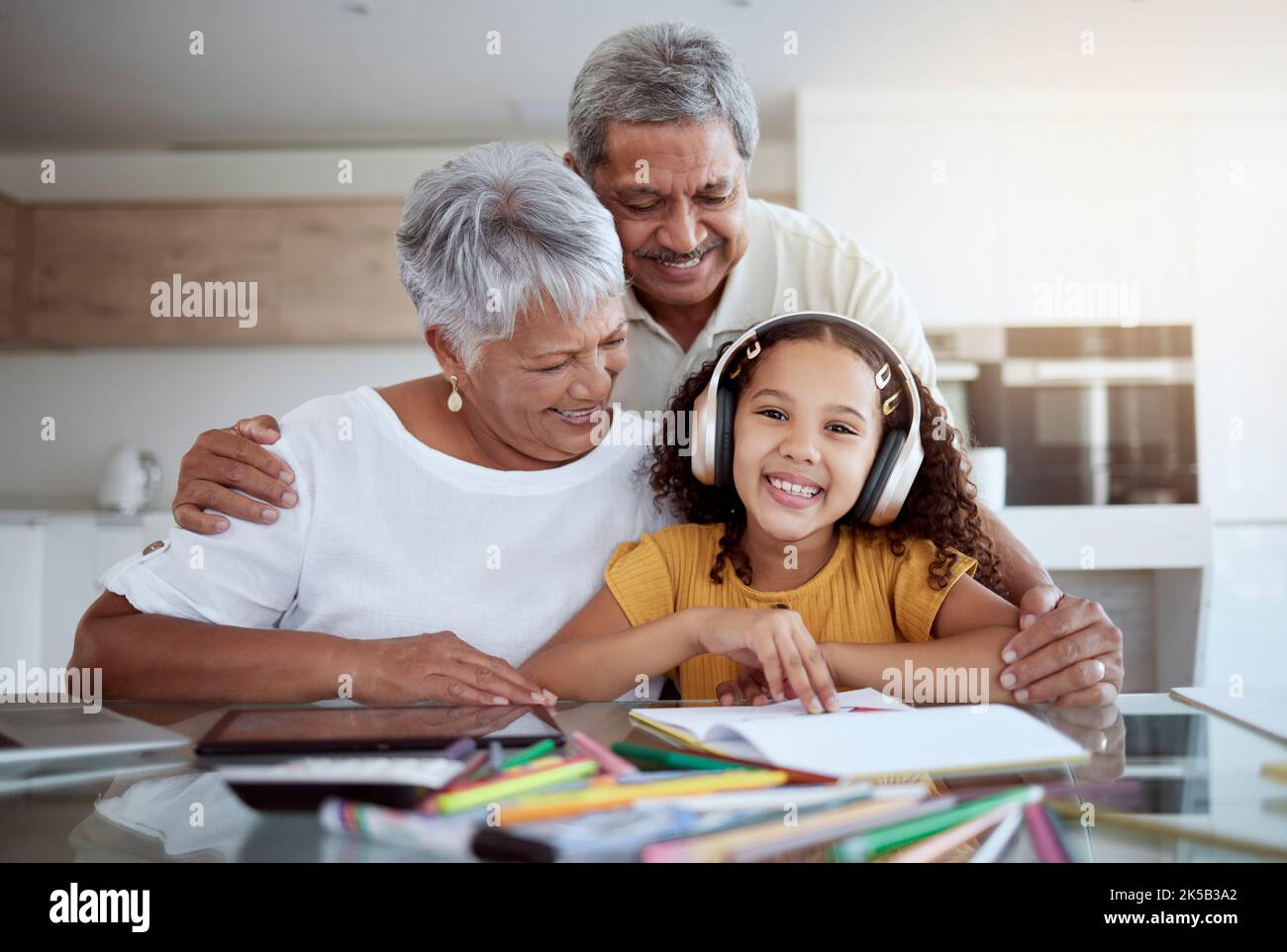 Portrait de fille, grand-parents école à la maison et éducation pour le plaisir créatif, l'apprentissage et l'étude dans la maison de famille. Sourire aînés enseigner enfant heureux Banque D'Images