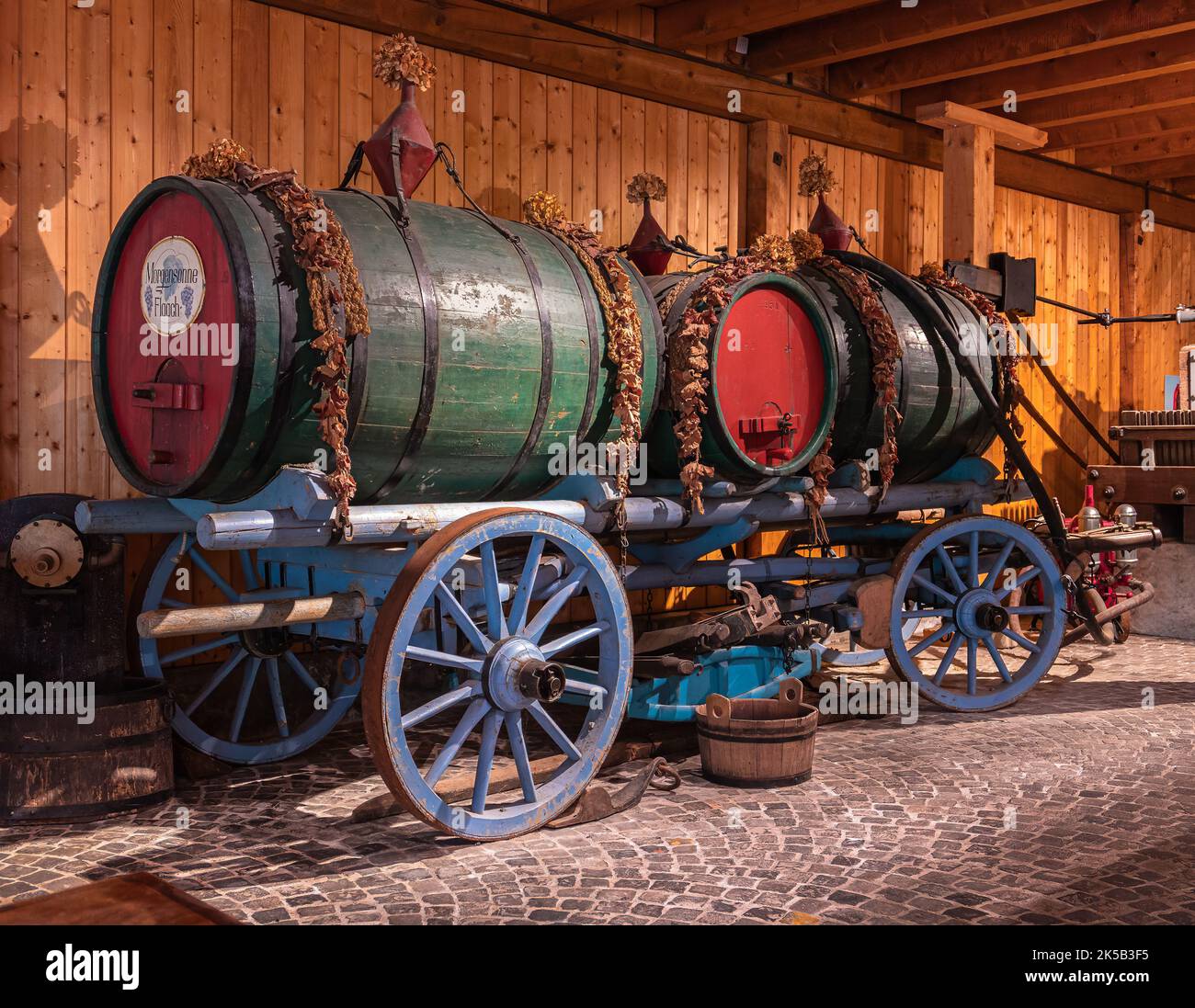 Au ZH, Suisse - 15 septembre.2022: Un vieux wagon de ferme chargé de fûts de vin - musée de la viticulture au ZH Banque D'Images