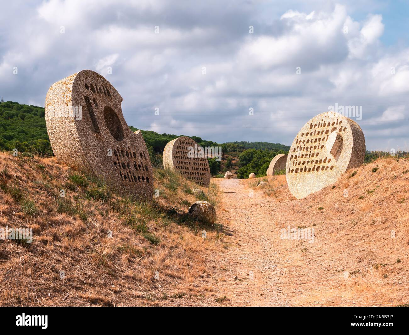 Narbonne, France - 12 septembre 2022 : les boucliers des chevaliers cathares sont une sculpture en ciment monumentale, créée par Jacques Tissinier et installée à l'alon Banque D'Images