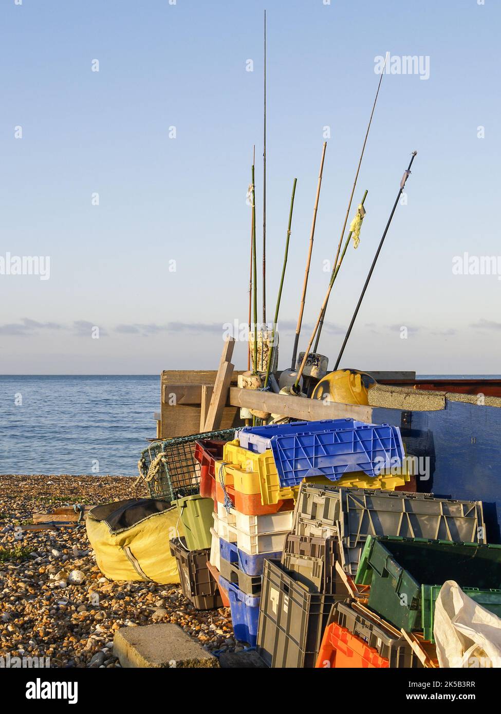 Matériel de pêcheur comprenant des caisses et des flotteurs sur la plage Banque D'Images