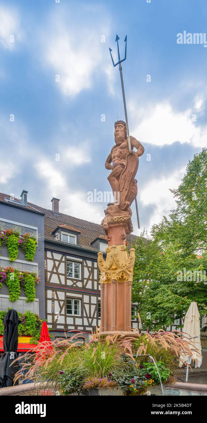 La fontaine Neptune dans la zone piétonne d'Offenburg. Baden Wuerttemberg, Allemagne, Europe Banque D'Images