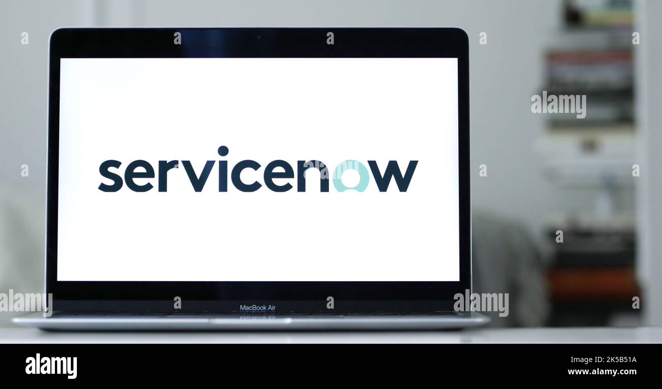 Le logo de ServiceNow est une société de logiciels qui aide à gérer les flux de travail numériques pour les opérations de l'entreprise Banque D'Images