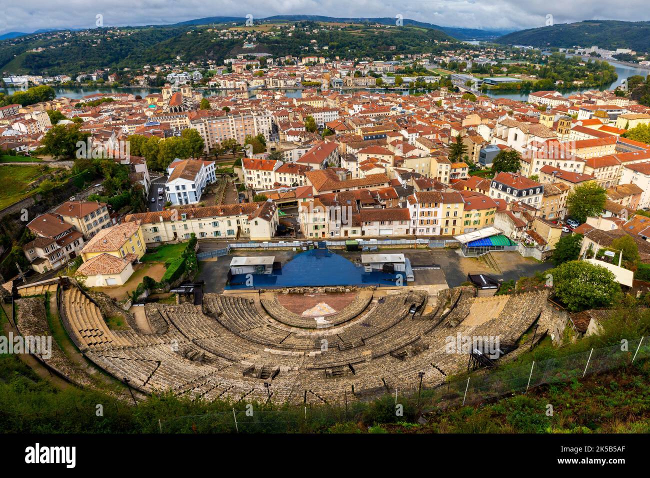 Vue sur Vienne et l'ancien théâtre (Isère, France) depuis le Mont Pipet. Vienne était un centre majeur de l'Empire romain sous le nom latin Vienn Banque D'Images