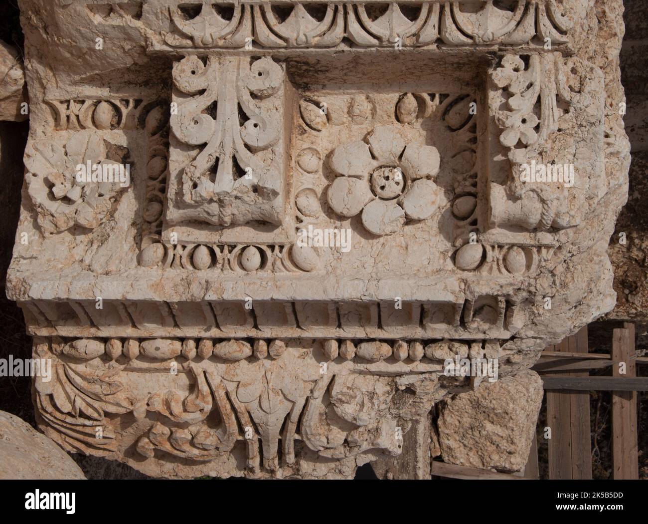 Pierre sculptée, la Grande Cour, Héliopolis, vestiges romains, Baalbek, Liban, Moyen-Orient Banque D'Images