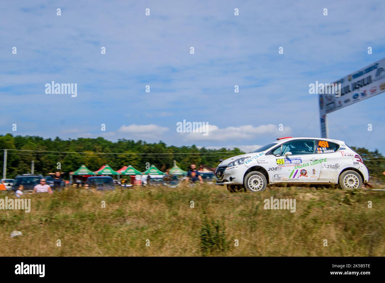 Une course de voiture à l'événement annuel de ralliement à Iasi sur la route verte de la forêt de Dobrovat Banque D'Images