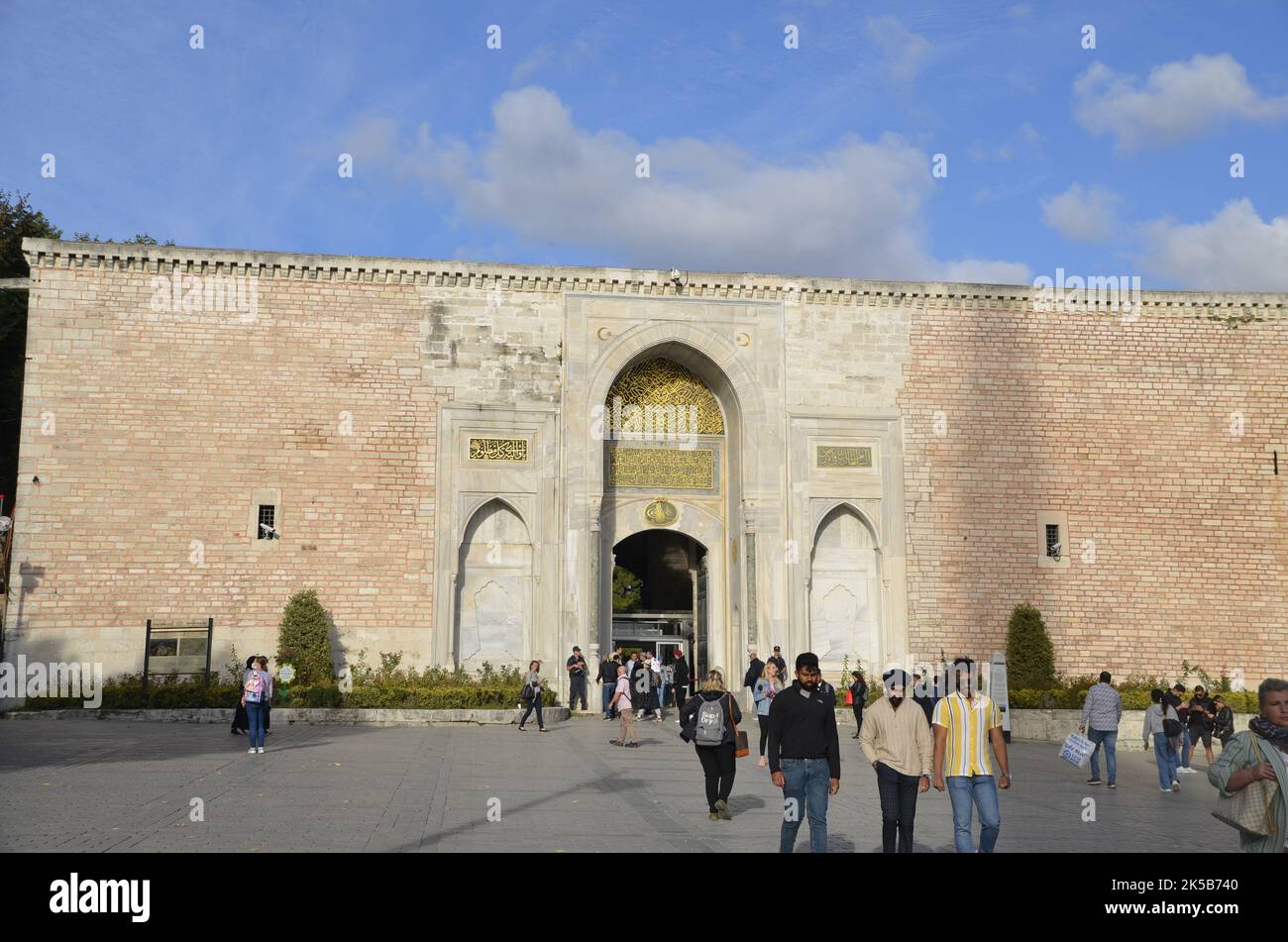 Istanbul Turquie. Octobre. 2022. Entrée principale du palais de Topkapi et personnes. Banque D'Images