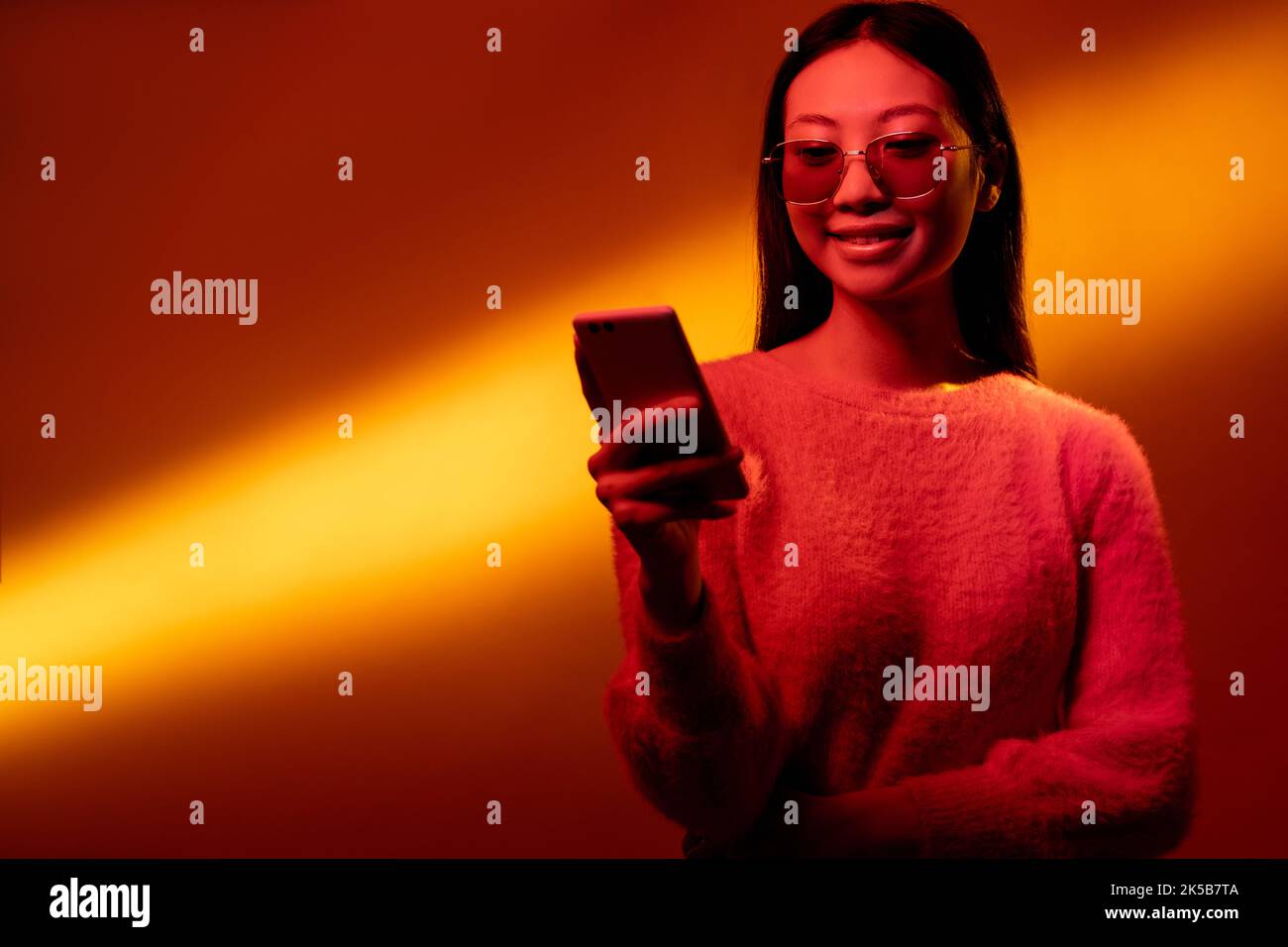 numérique personnes technologie mobile néon fille téléphone Banque D'Images