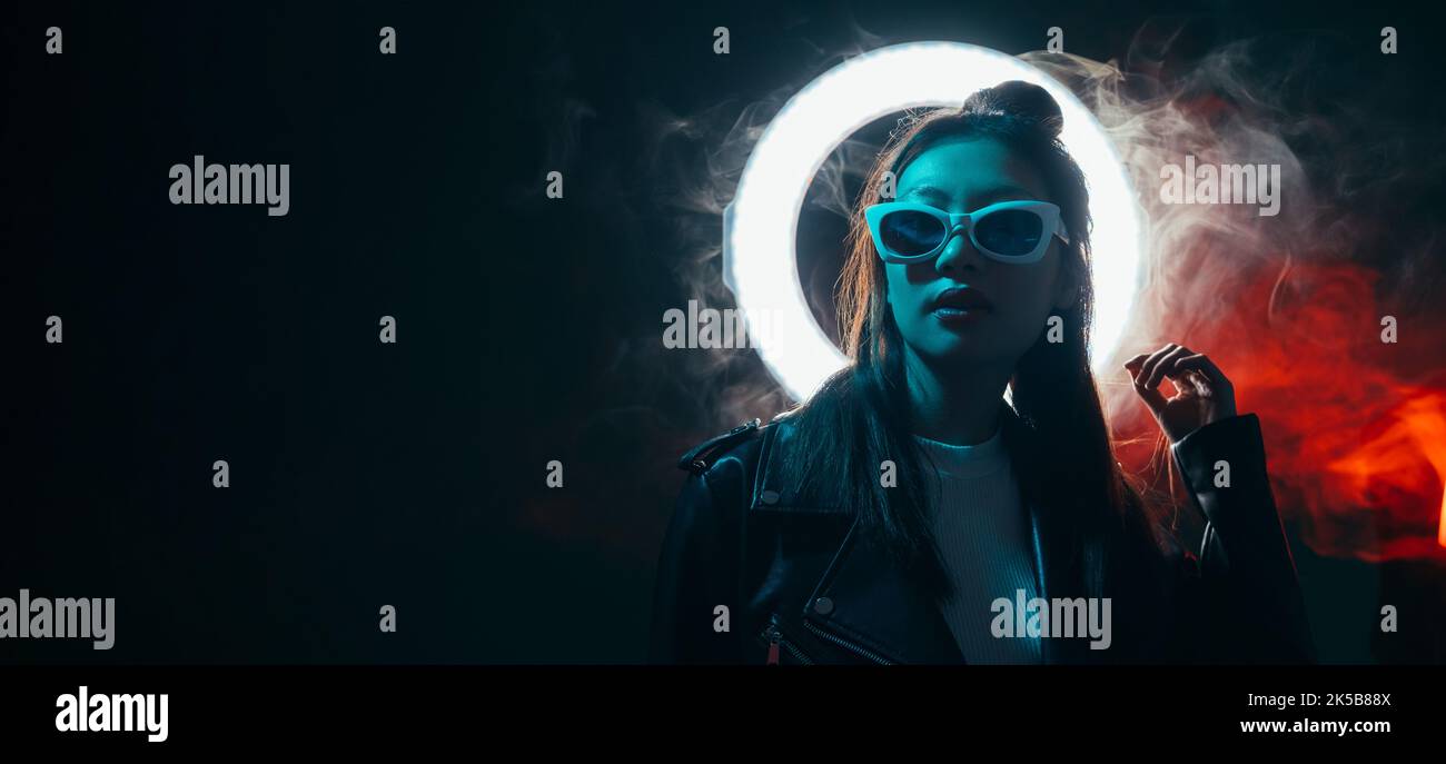 cyber punk gens futuriste bannière néon fille halo Banque D'Images