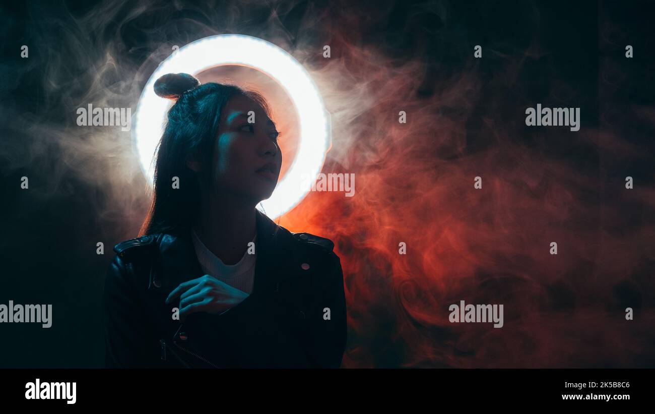 nuit gens bannière cyber punk style néon fille halo Banque D'Images