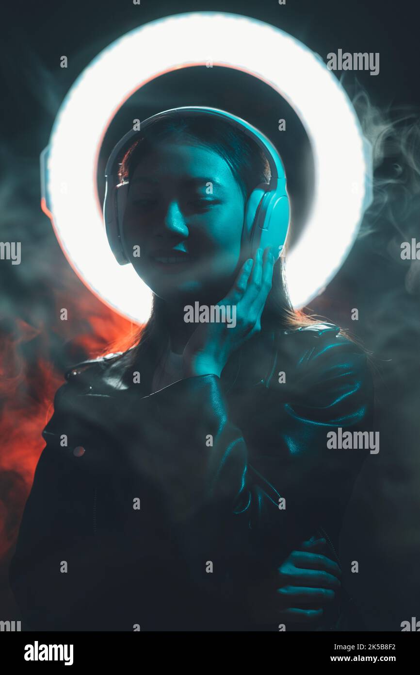 cyber-punk musique nuit neon gens fille écouteurs Banque D'Images