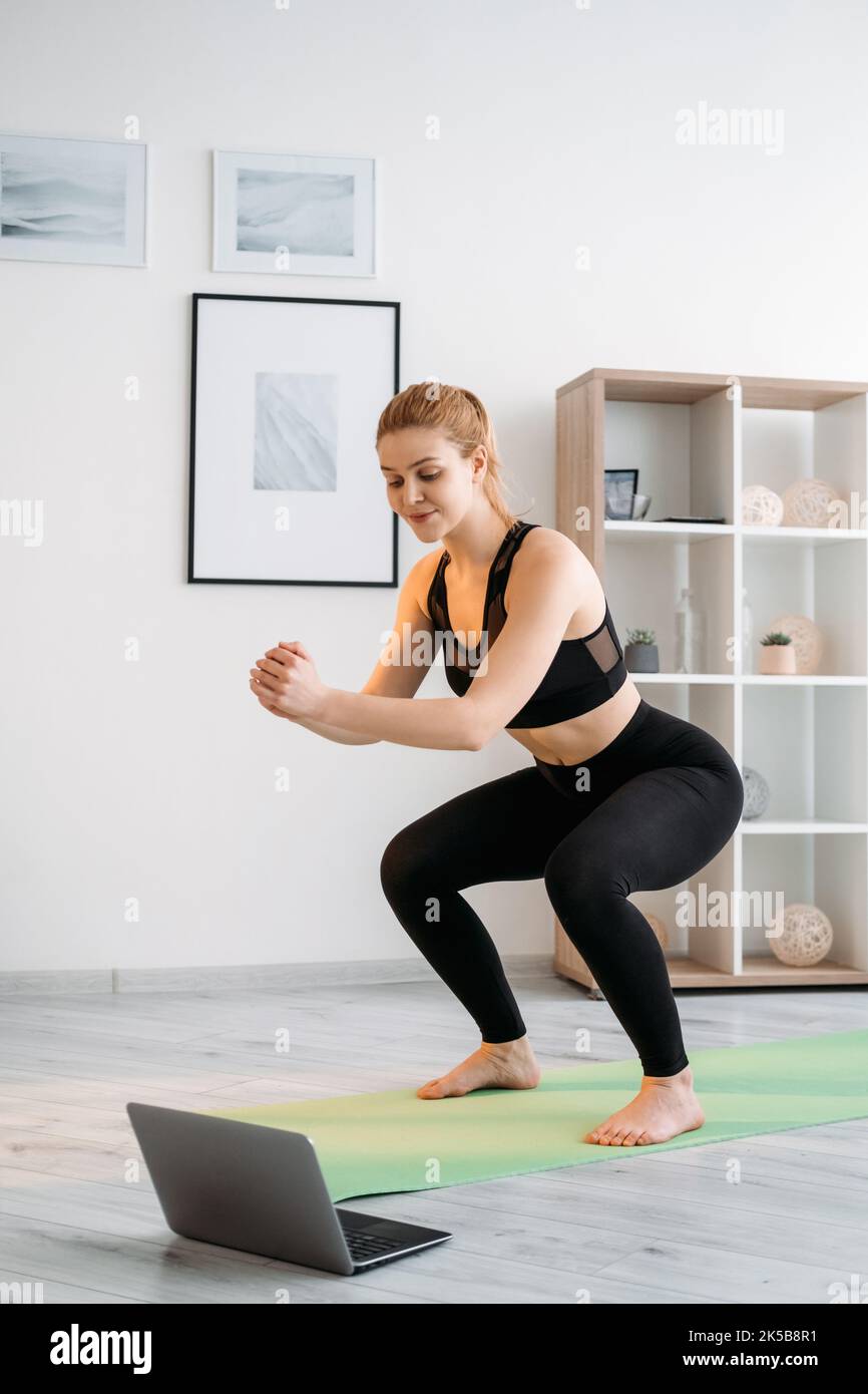 sport à la maison virtuelle gym femme exercice portable Banque D'Images