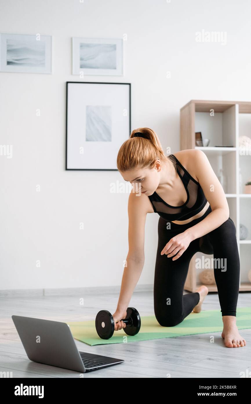 tutoriel d'entraînement en ligne home fitness femme ordinateur portable Banque D'Images