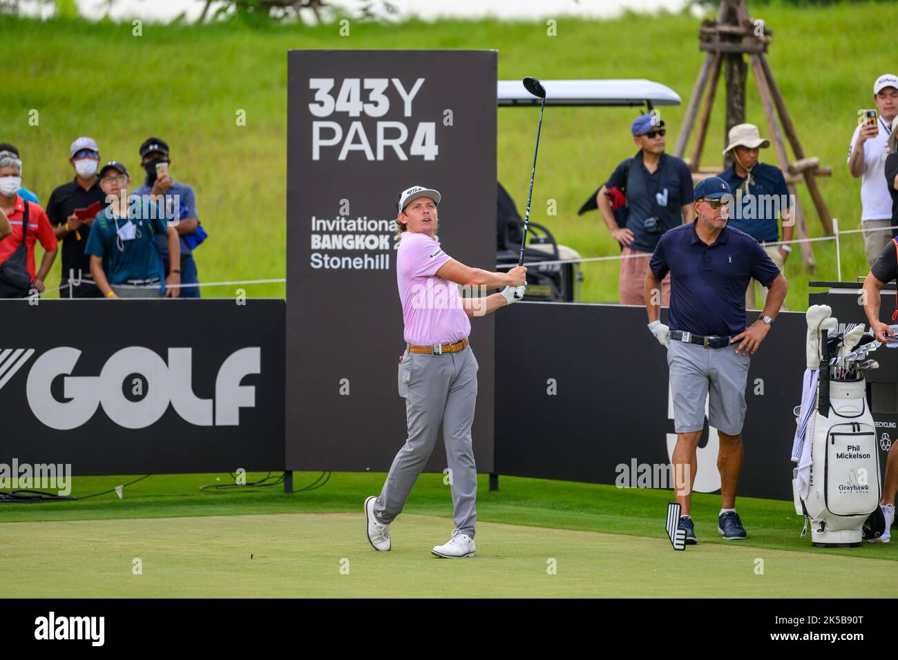 Cameron Smith, d'Australie, débarque au trou 5 lors de la partie de 1st du LIV Golf Invitational Bangkok au Stonehill Golf course à Bangkok, EN THAÏLANDE Banque D'Images