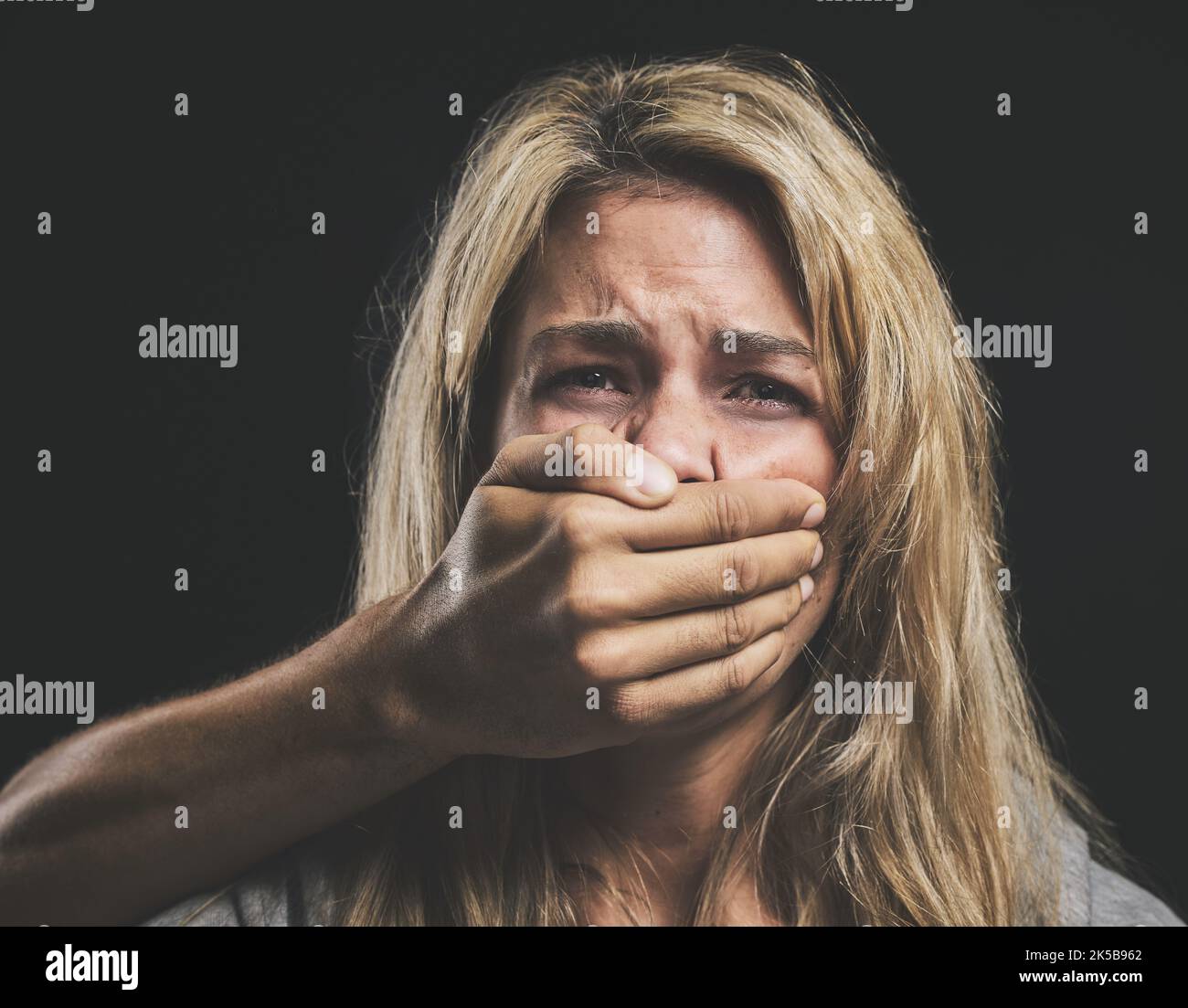 Femme, violence domestique et dépression avec main sur la bouche pour le silence, l'abus de sexe et la triste relation. Modèle, détresse et couverture faciale à la main Banque D'Images