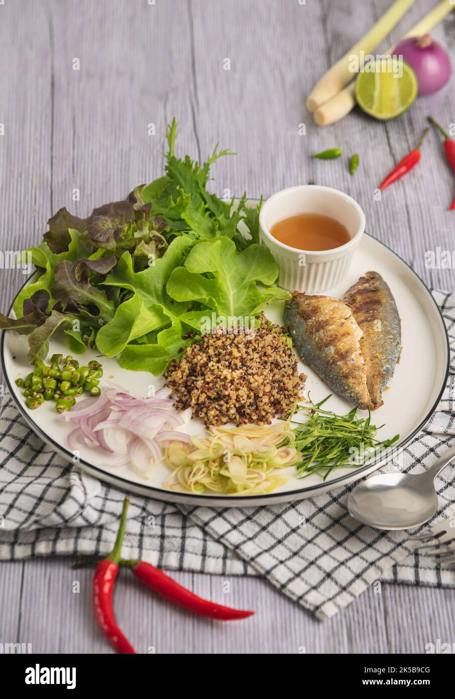 Salade de quinoa au maquereau avec ingrédients thaïlandais pour l'accompagnement et la nourriture épicée Banque D'Images