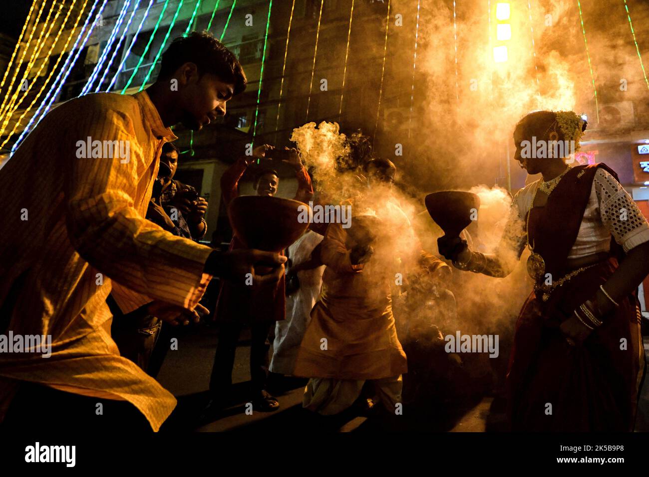 Kolkata, Inde. 06th octobre 2022. Les dévotés hindous exécutent la danse dhunuchi à l'occasion de l'immersion dans Durga Puja à Kolkata. Durga Puja, un festival annuel qui marque la victoire du bien sur le mal, est célébré par les Hindous partout en Inde et à l'étranger. C'est une occasion de grand enthousiasme et de fête pour les Hindous. Le dernier jour, les images et les idoles de Bhashan ou de Vijoya Dashami sont immergées dans l'eau. Crédit : SOPA Images Limited/Alamy Live News Banque D'Images