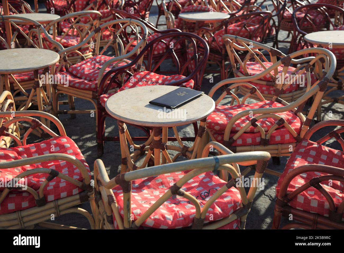 Altstadt von Doha, Stühle und Tische in einem Strassencafe, Qatar, Katar Banque D'Images