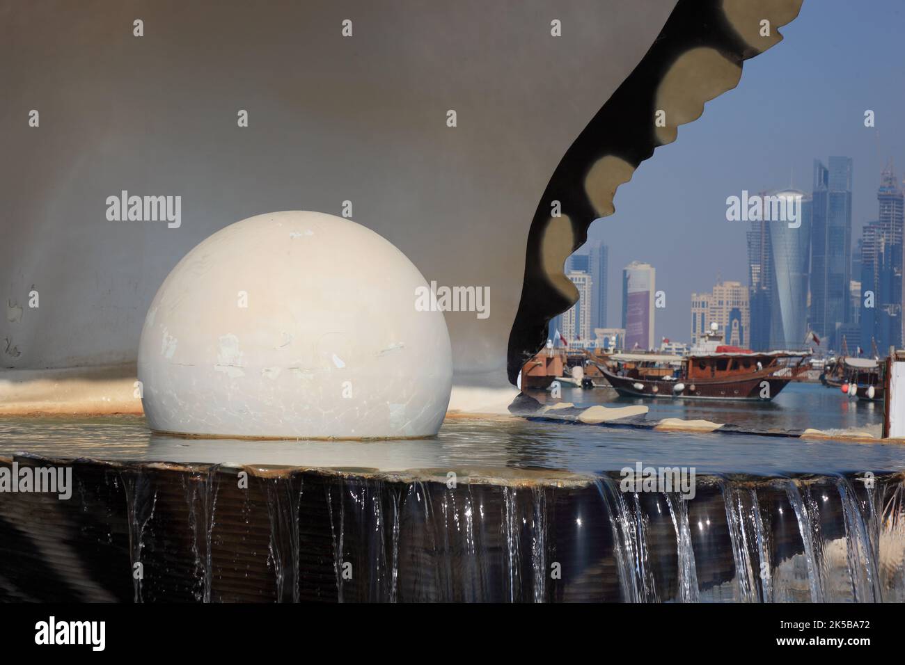 Der Perlenbrunnen und Austernbrunnen auf dem Corniche à Doha, Qatar, Katar Banque D'Images