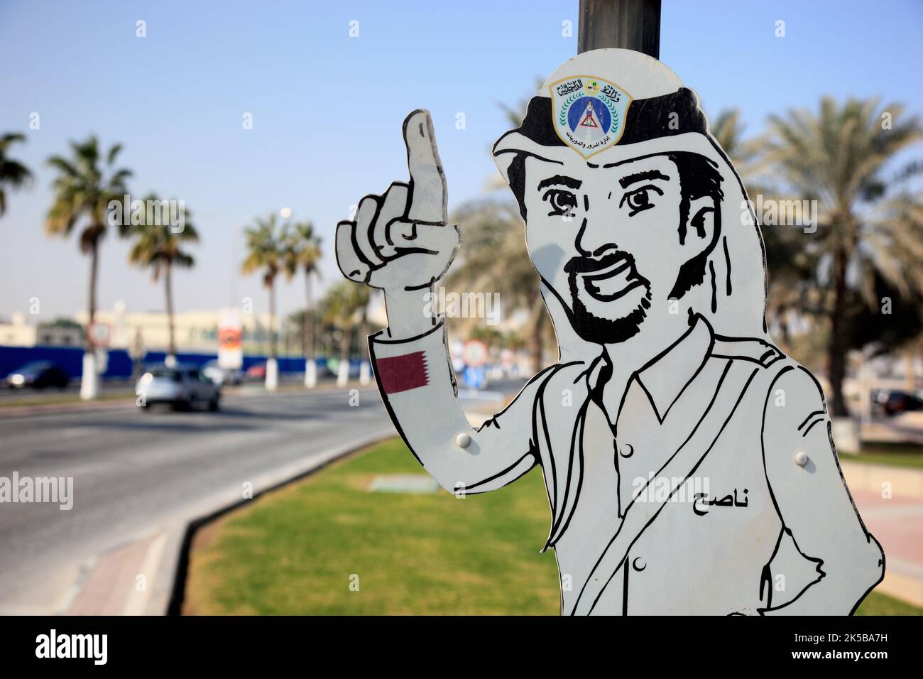 Verkehrszeichen, mit einem Polizisten mit erhobenem Zeigefinger, als Symbol, Doha, Qatar, Katar Banque D'Images