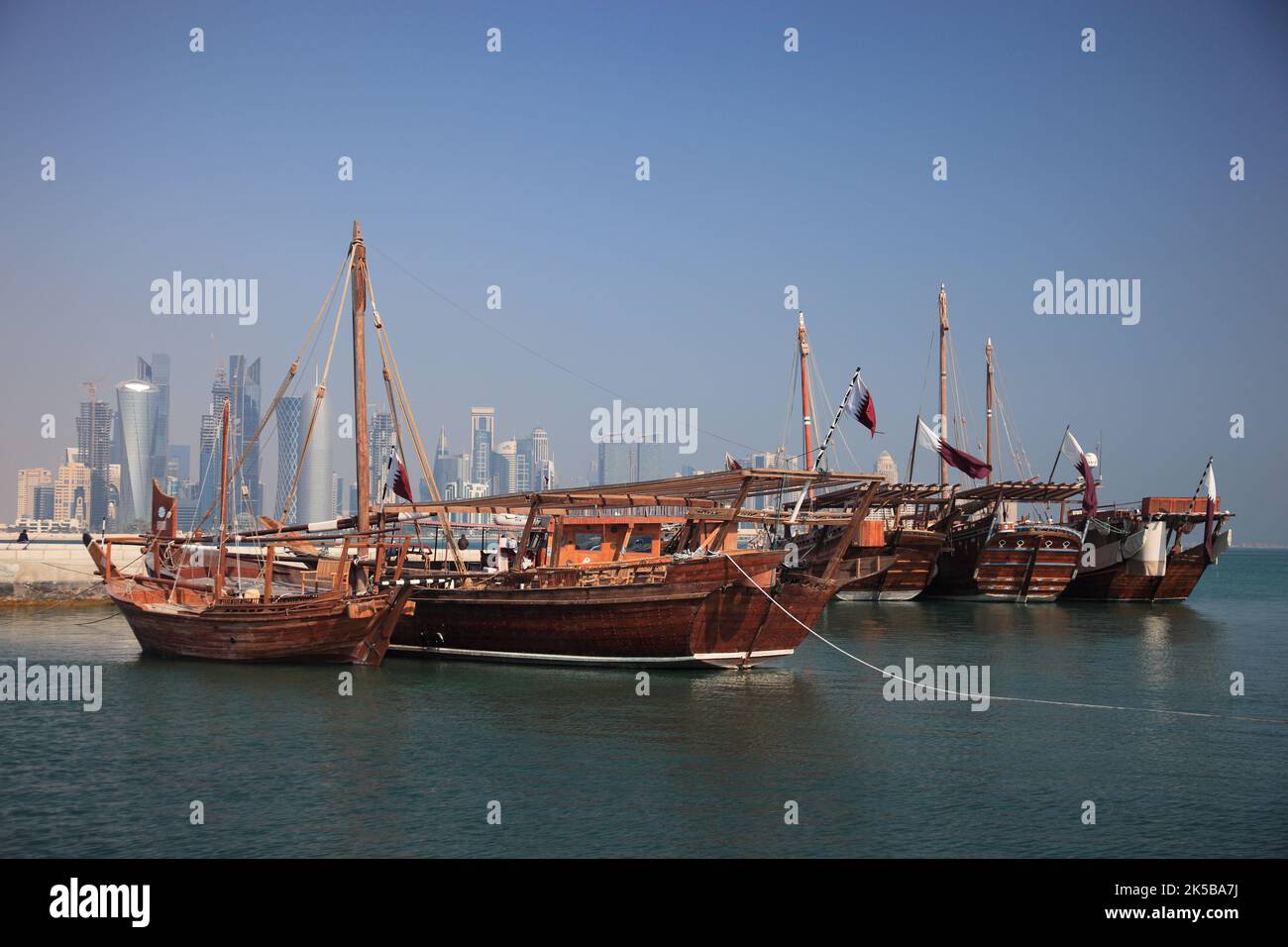 Fischerboote vor der Skyline von Doha, Qatar, Katar Banque D'Images