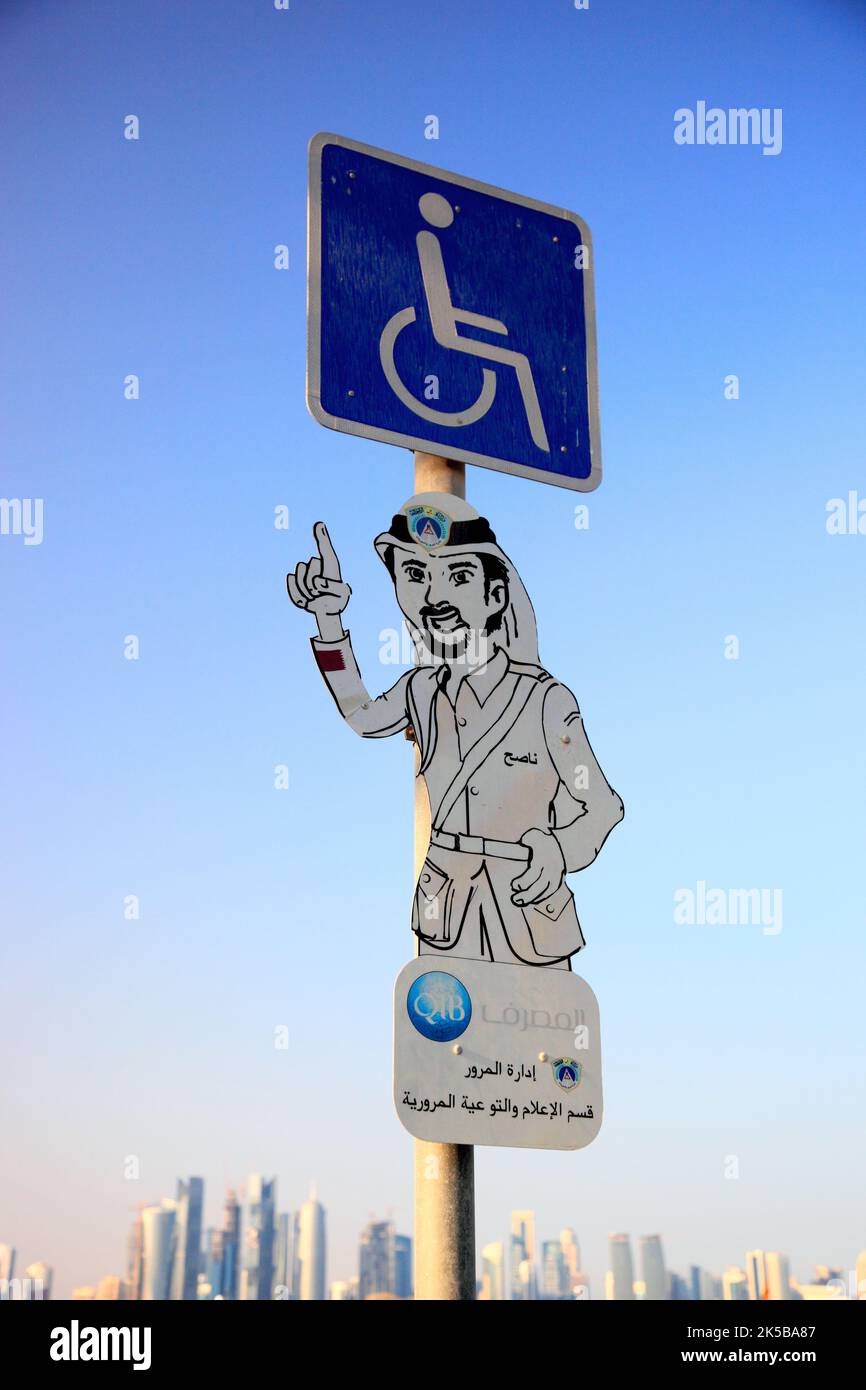 Verkehrszeichen, Achtung Behinderte, mit einer Figur eines Polizisten mit erhobenem Teigefinger, Doha, Katar, Qatar Banque D'Images
