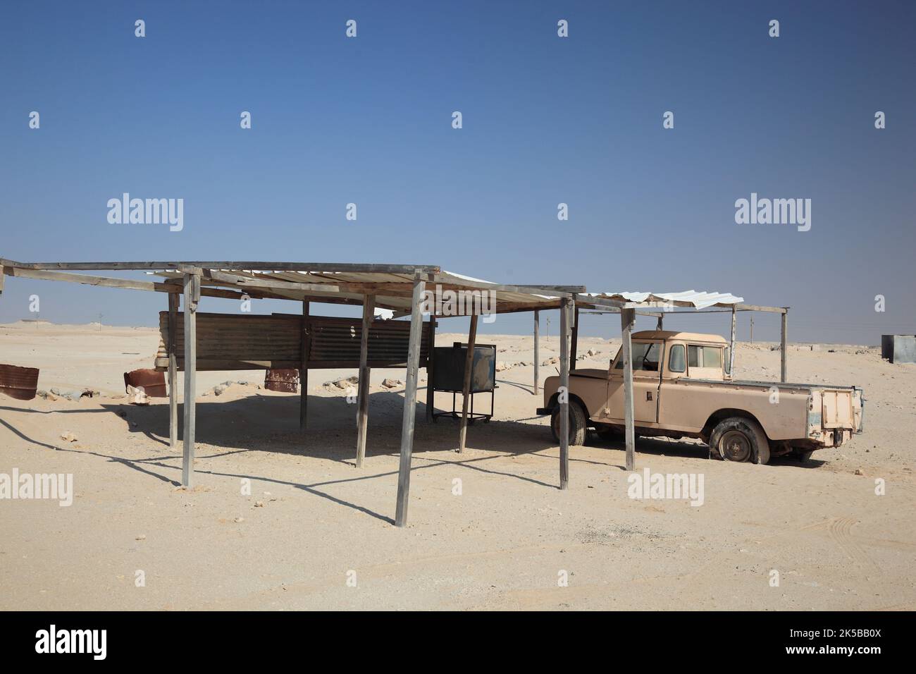 Parkplatz in der Wüste mit alten Pick-up LKW, Katar, Qatar Banque D'Images