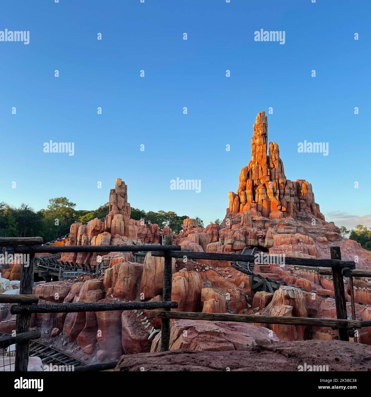 Orlando, FL USA - 28 décembre 2019 : promenade en montagnes russes Big Thnder Mountain Railroad à Walt Disney World Magic Kingdom à Orlando, en Floride. Banque D'Images
