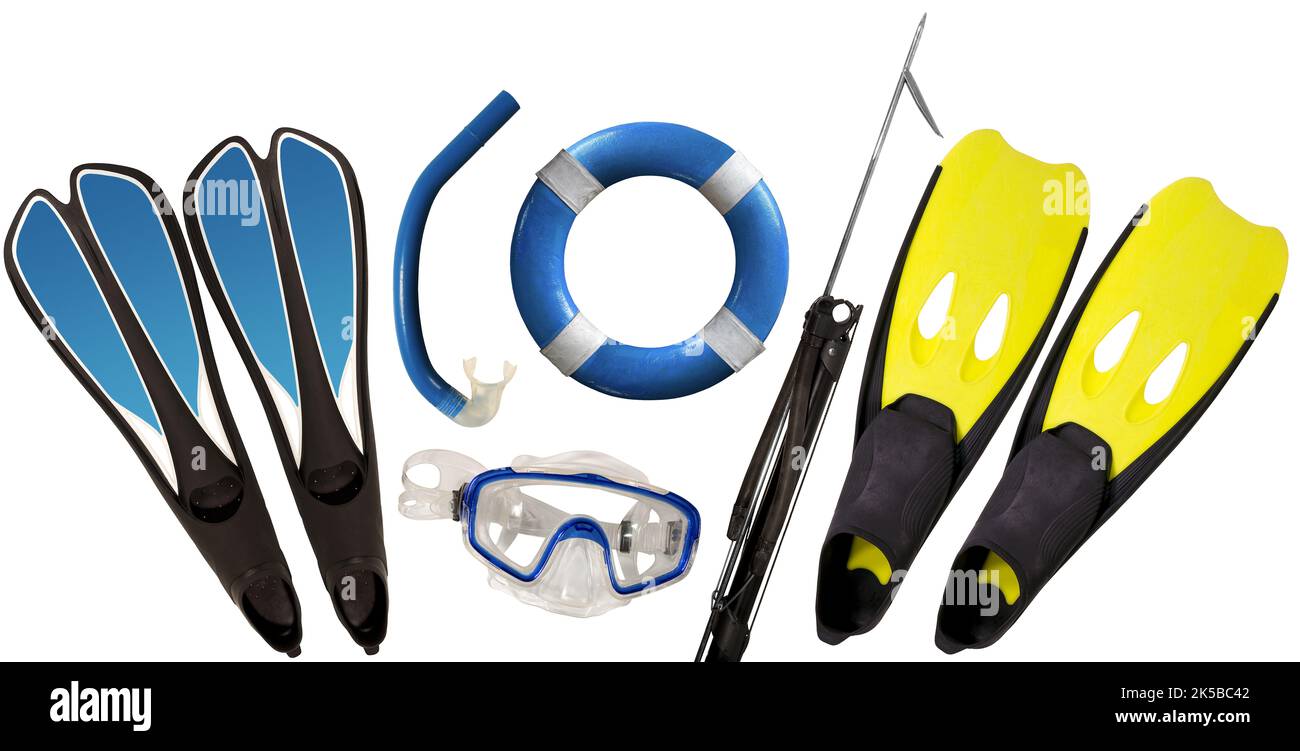 Équipement de plongée et de pêche. Palmes de plongée bleus, jaunes et noirs, masque de plongée, tuba, bouée à anneaux et lance-armes. Isolé sur fond blanc Banque D'Images