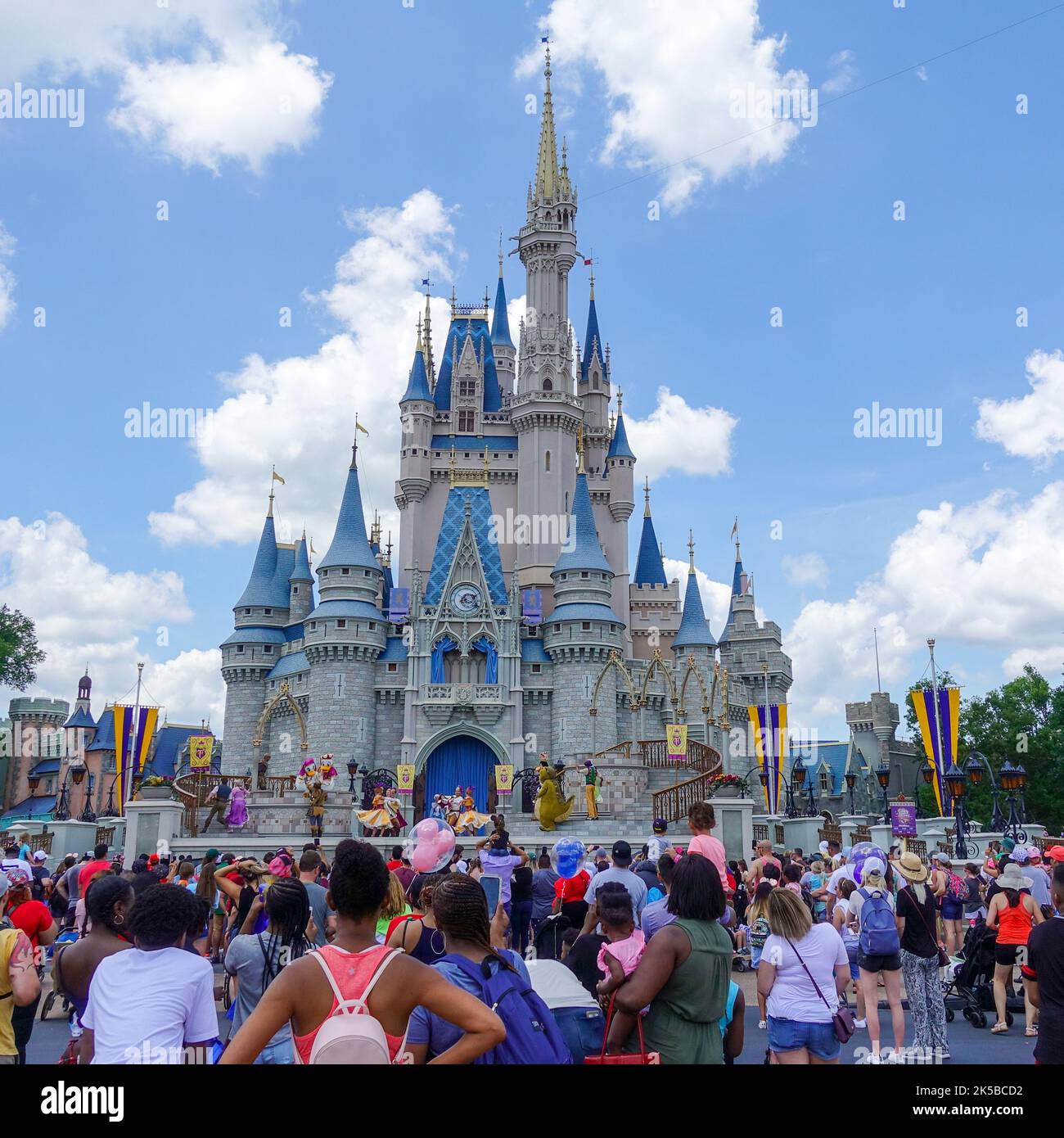 Orlando, FL USA - 11 mai 2019 : personnes marchant vers le château de Cendrillon à Walt Disney World Magic Kingdom à Orlando, Floride. Banque D'Images