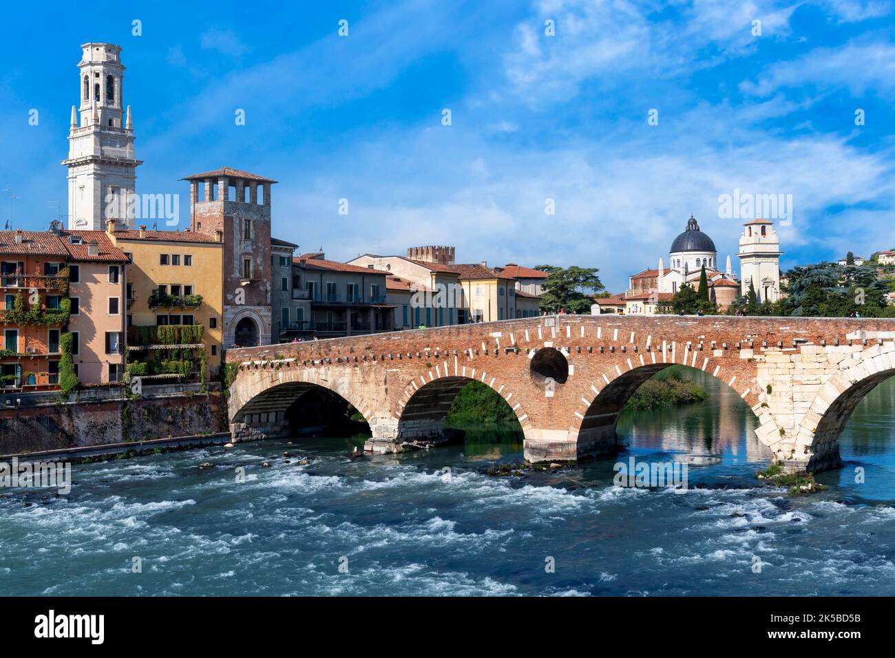 Le Ponte Pietra sur l'Adige à Vérone Banque D'Images