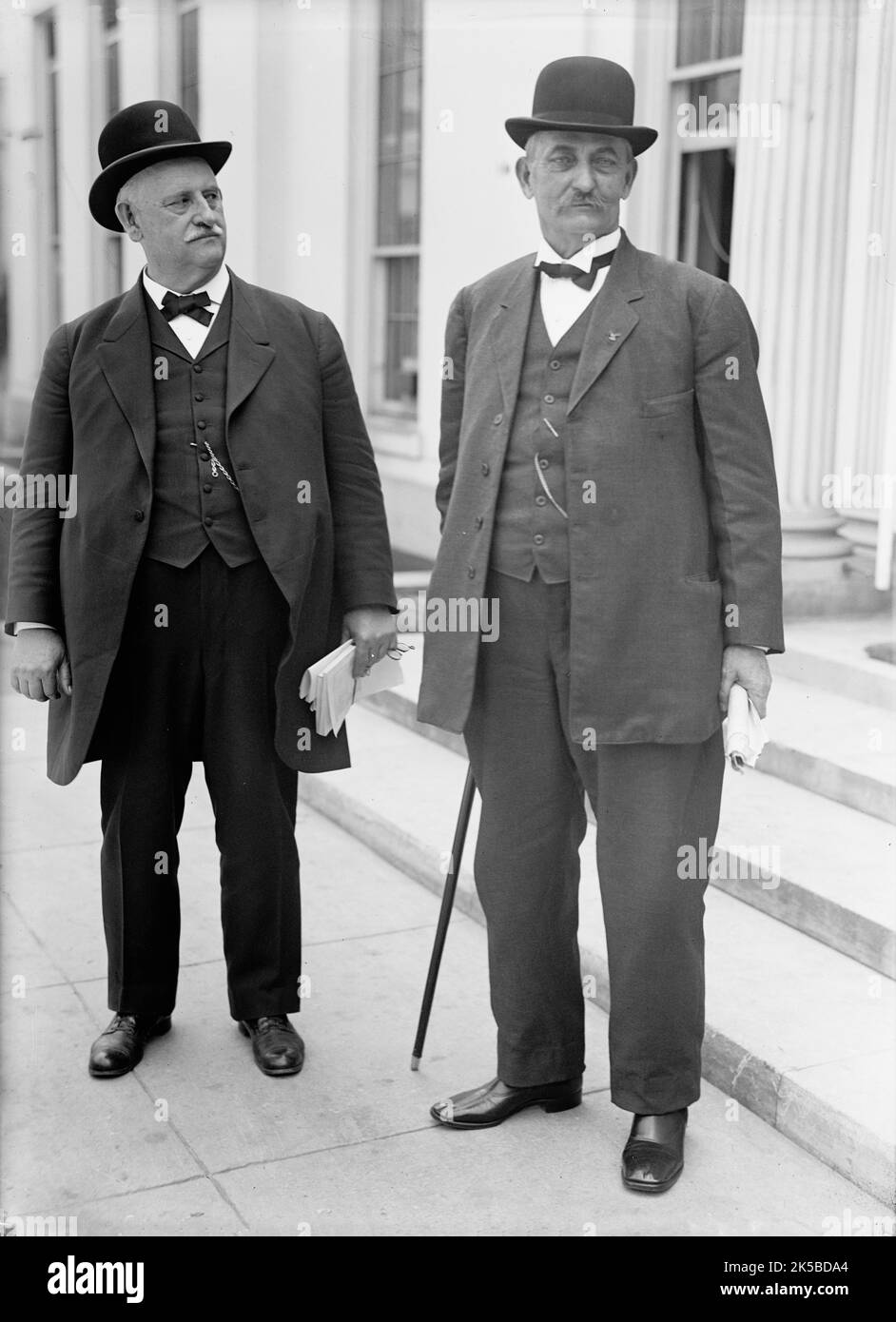 William Charles Adamson, représentant de Géorgie, avec Simms [sic] du Tennessee, 1913. Les hommes politiques AMÉRICAINS William Charles Adamson (à droite), représentant 3/4/97-12/18/17, et Thetus Willrette Sims, représentant 1897-1921. Banque D'Images