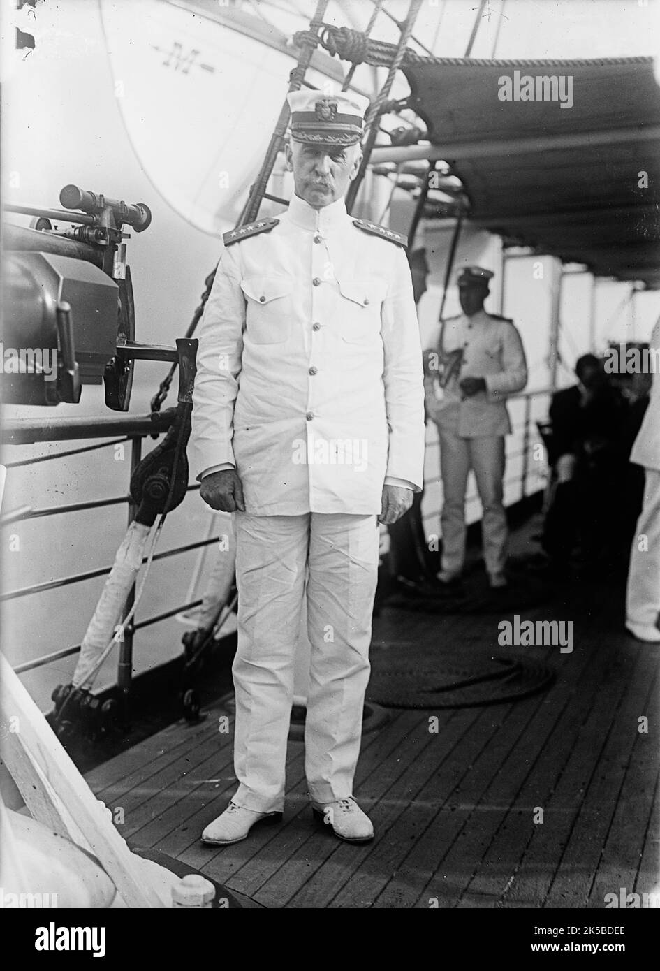 L'amiral William S. Benson à bord du Mayflower, 24 juin 1917. Le yacht du président américain Mayflower a transporté un groupe de membres de la Mission de guerre belge et russe pour visiter le tombeau de Washington à Mount Vernon. Banque D'Images