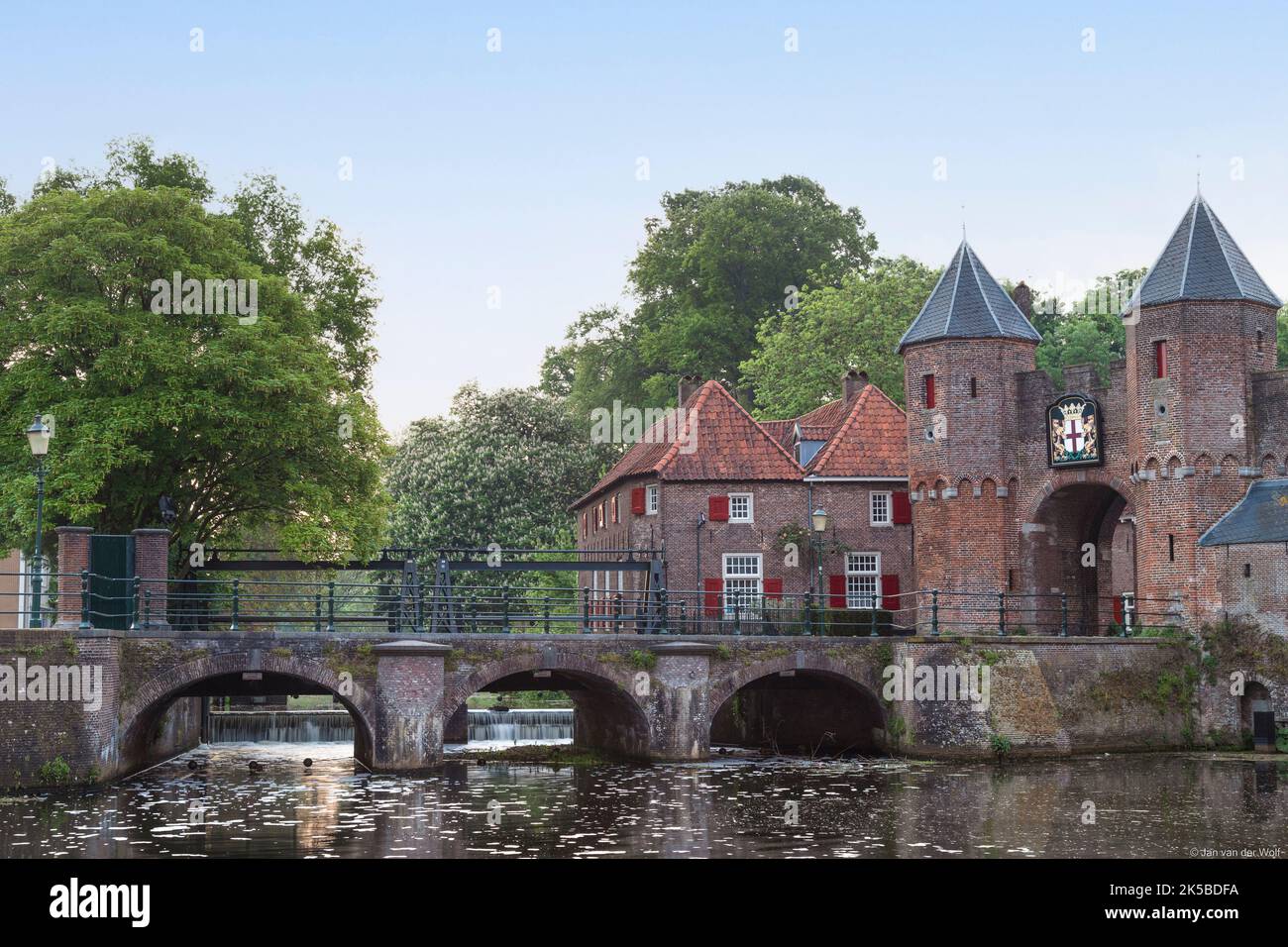 Terre historique et porte d'eau de Koppelpoort dans la ville médiévale d'Amersfoort aux pays-Bas. Banque D'Images