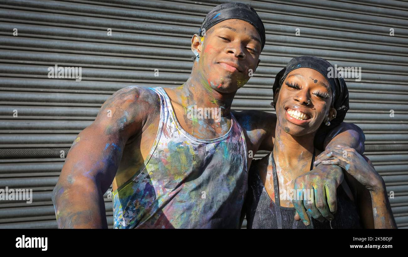 Deux fêtards s'amusent, couverts de poudre colorée, et peignent, au début de la matinée, à la célébration du J'ouvert, Notting Hill Carnival, Londres Banque D'Images