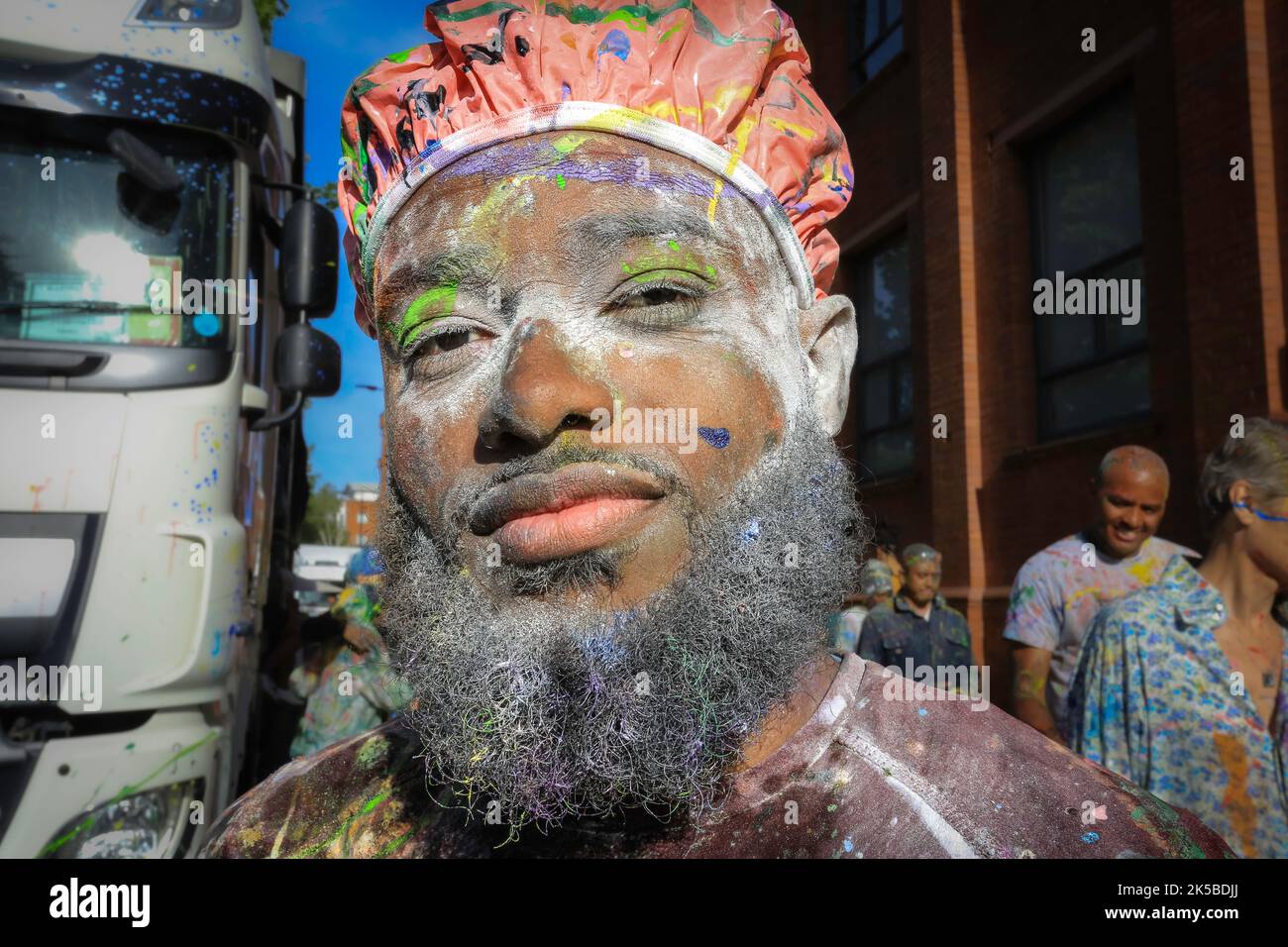 Un fêtard a du plaisir à la fête du matin J'ouvert avec de la poudre et de la peinture de couleur, Notting Hill Carnival, Londres Banque D'Images
