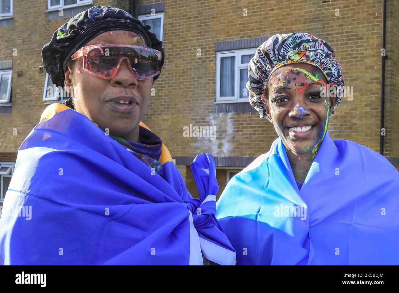 Deux dames s'amusent à la fête du matin de J'ouvert, Notting Hill Carnival, Londres Banque D'Images