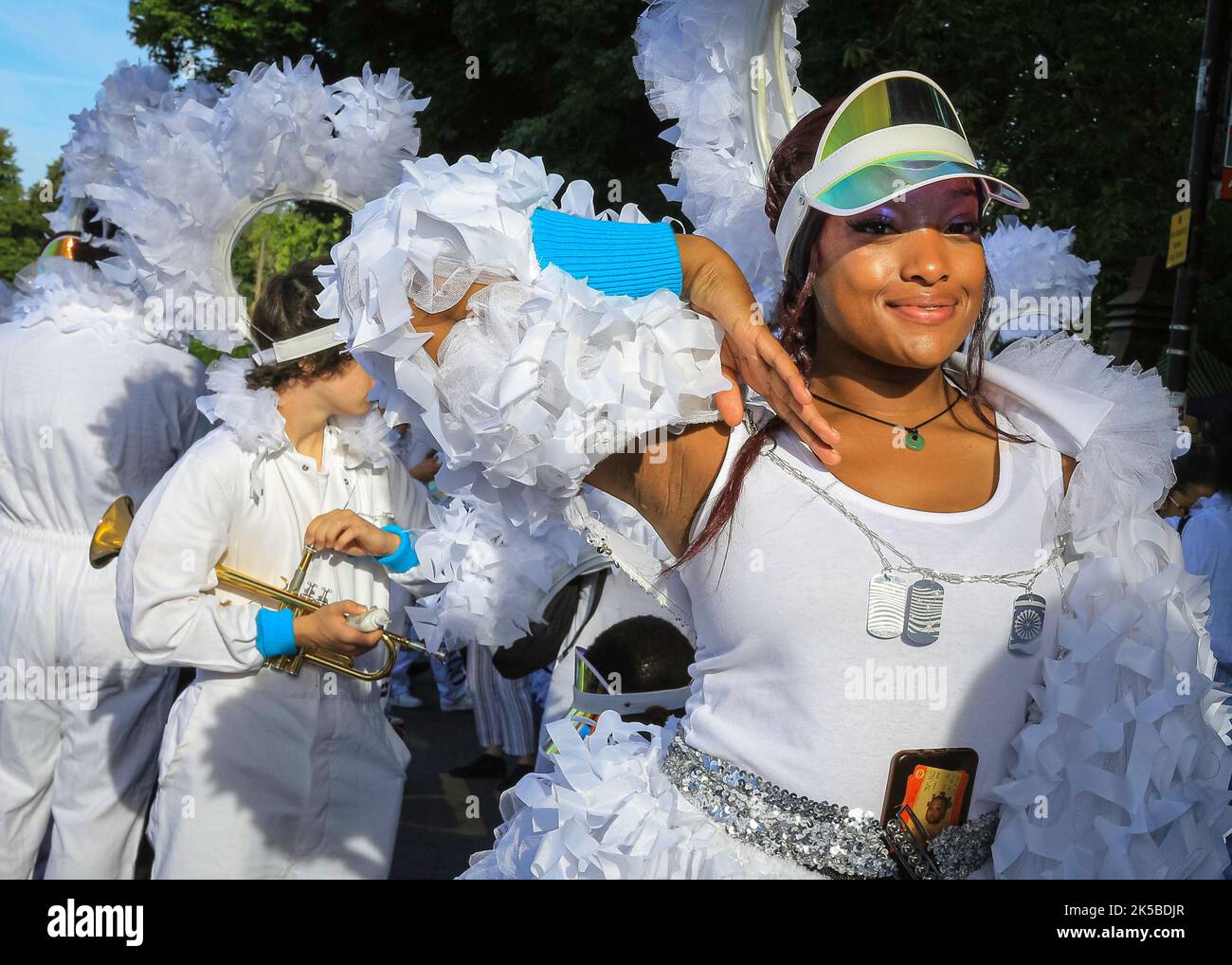 Un groupe de participants à la parade en costume se préparent au Notting Hill Carnival, Londres, Angleterre, Royaume-Uni Banque D'Images