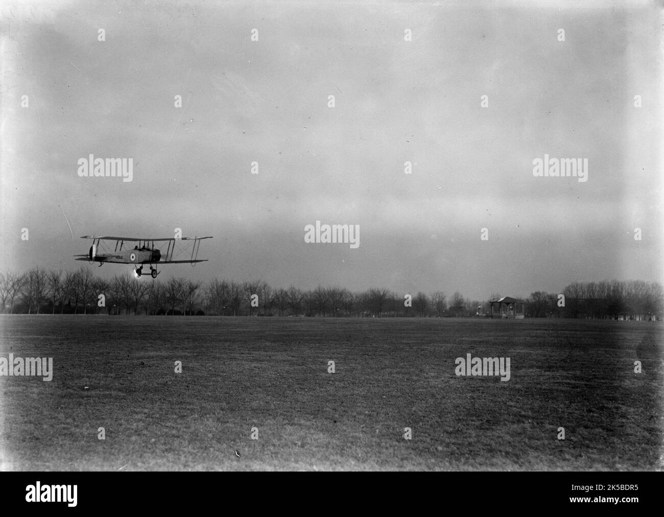 Avions alliés - démonstration à Polo Grounds; Col. Charles E. Lee, aviateur britannique, avec avion d'entraînement Avro conçu par A.V. ROE d'Angleterre, 1917. Banque D'Images