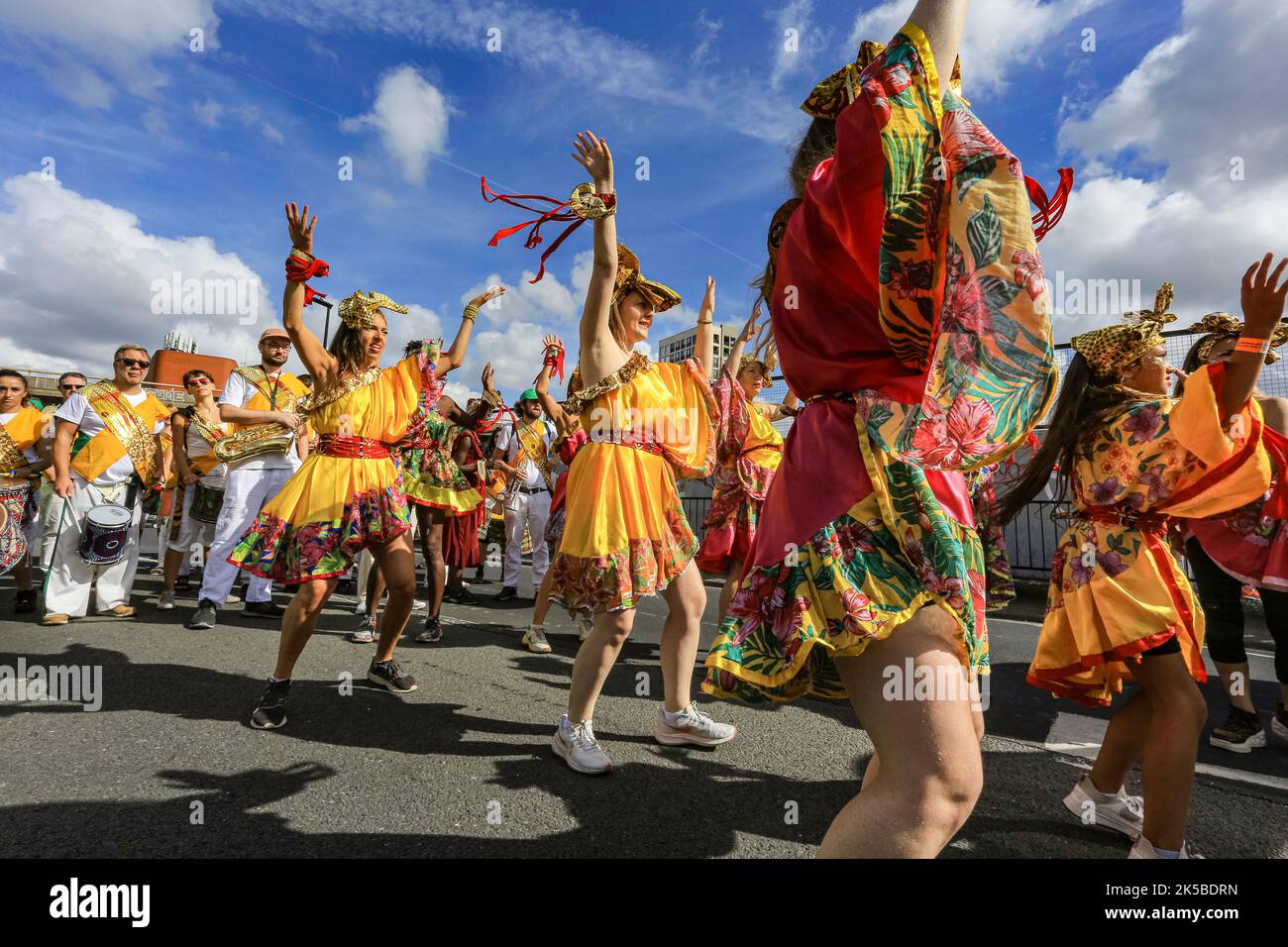 Un groupe de danse en costumes colorés participe à la parade de jour de famille, Notting Hill Carnival, Londres Banque D'Images