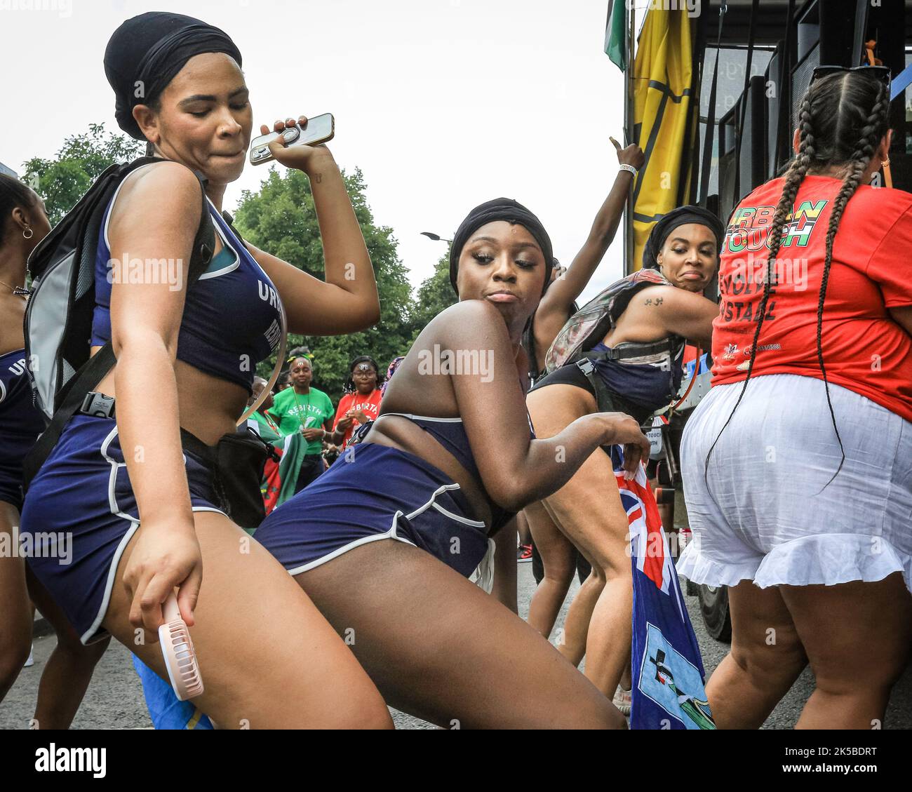 Femmes fêtards twerking et danse au Notting Hill Carnival Parade, Londres, Angleterre, Royaume-Uni Banque D'Images