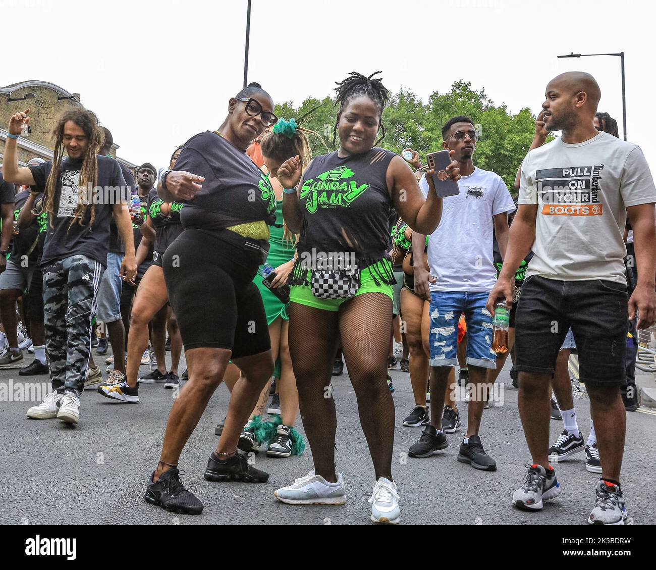 Un groupe de chemises 'Sunday Jam' participe à la parade de la fête de la famille, Notting Hill Carnival, Londres Banque D'Images