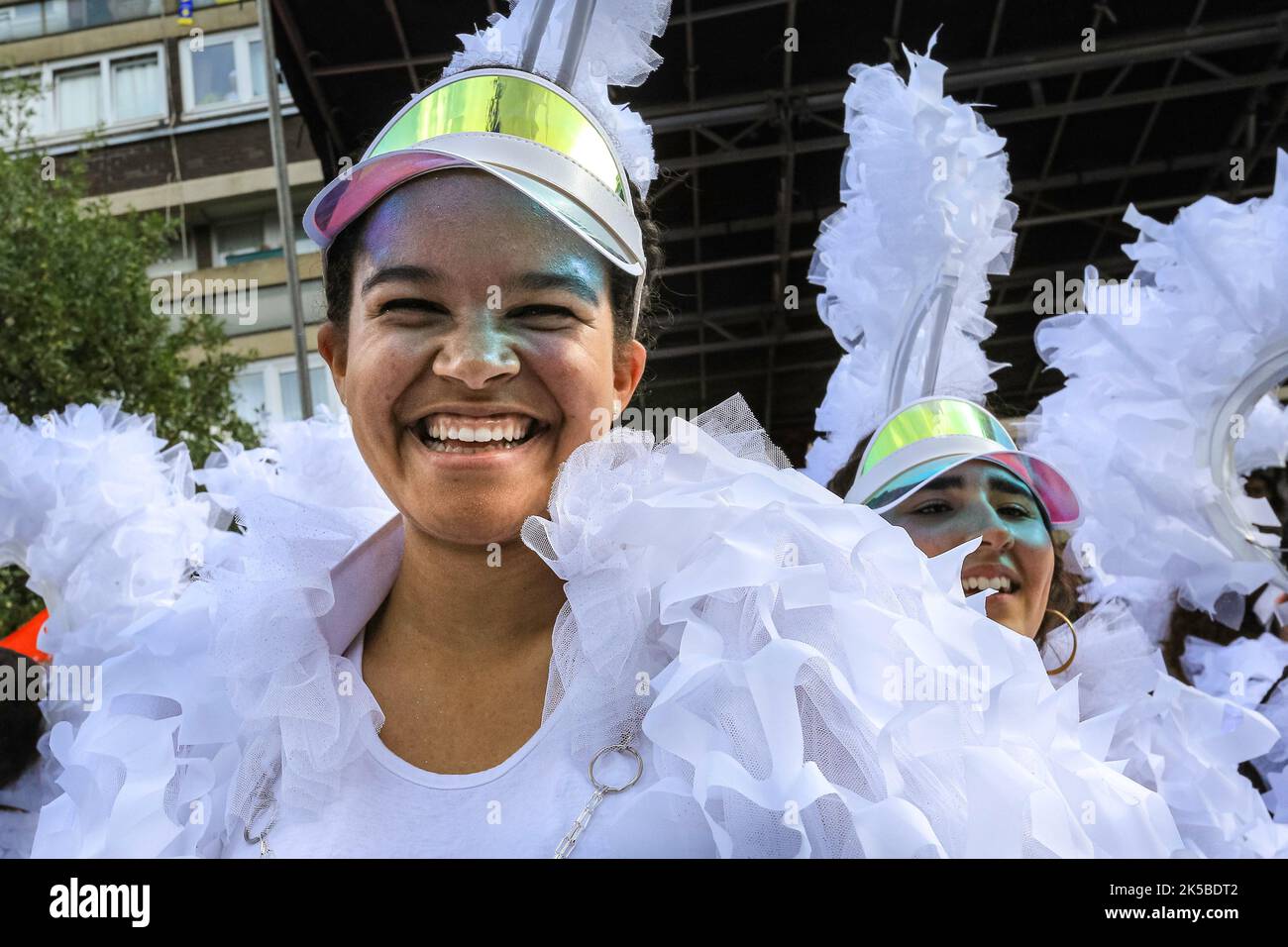 Une participante sourit à la fête de la famille, Notting Hill Carnival, Londres Banque D'Images